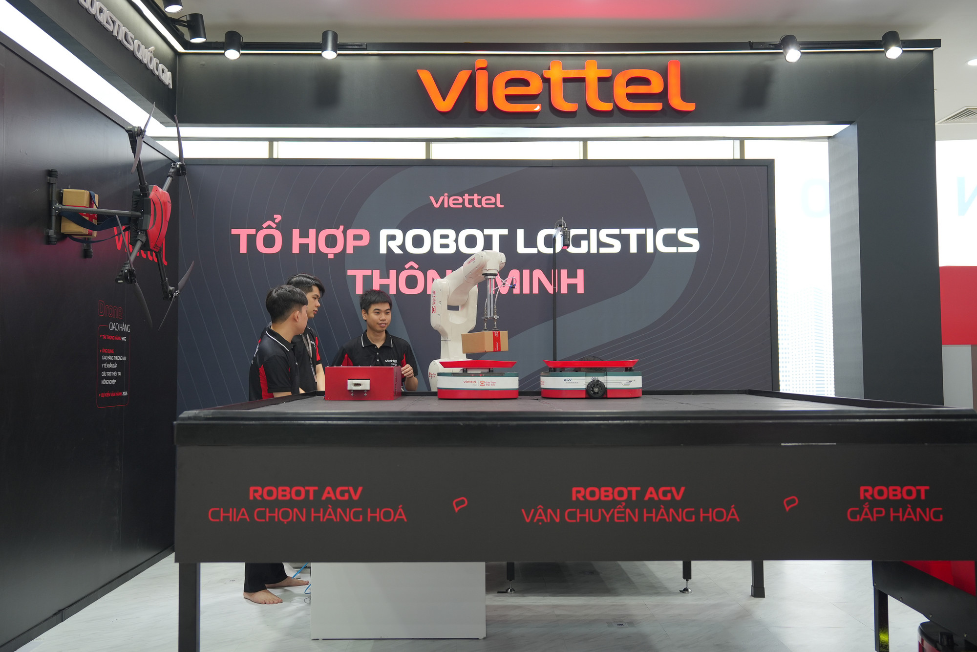 Gian trưng bày của Tập đoàn Viettel giới thiệu về hệ thống logistics thông minh gồm tổ hợp robot chia chọn thông minh, robot lấy hàng tự động, robot cánh tay, drone giao hàng...