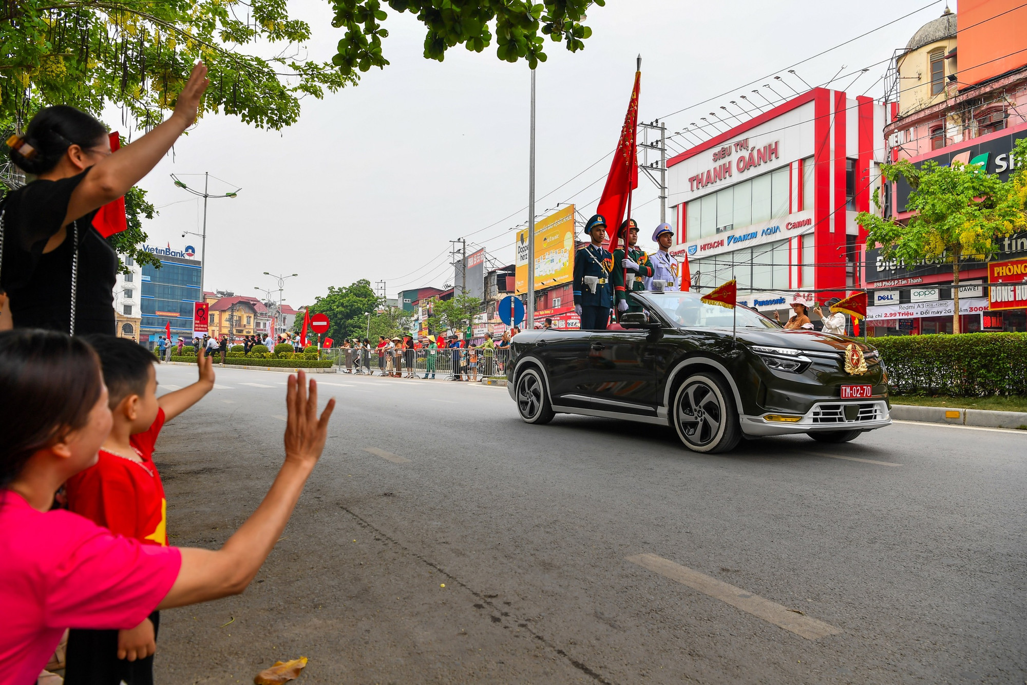 Nhân dân và du khách vẫy tay chào đón khi các lực lượng di chuyển qua các tuyến phố.