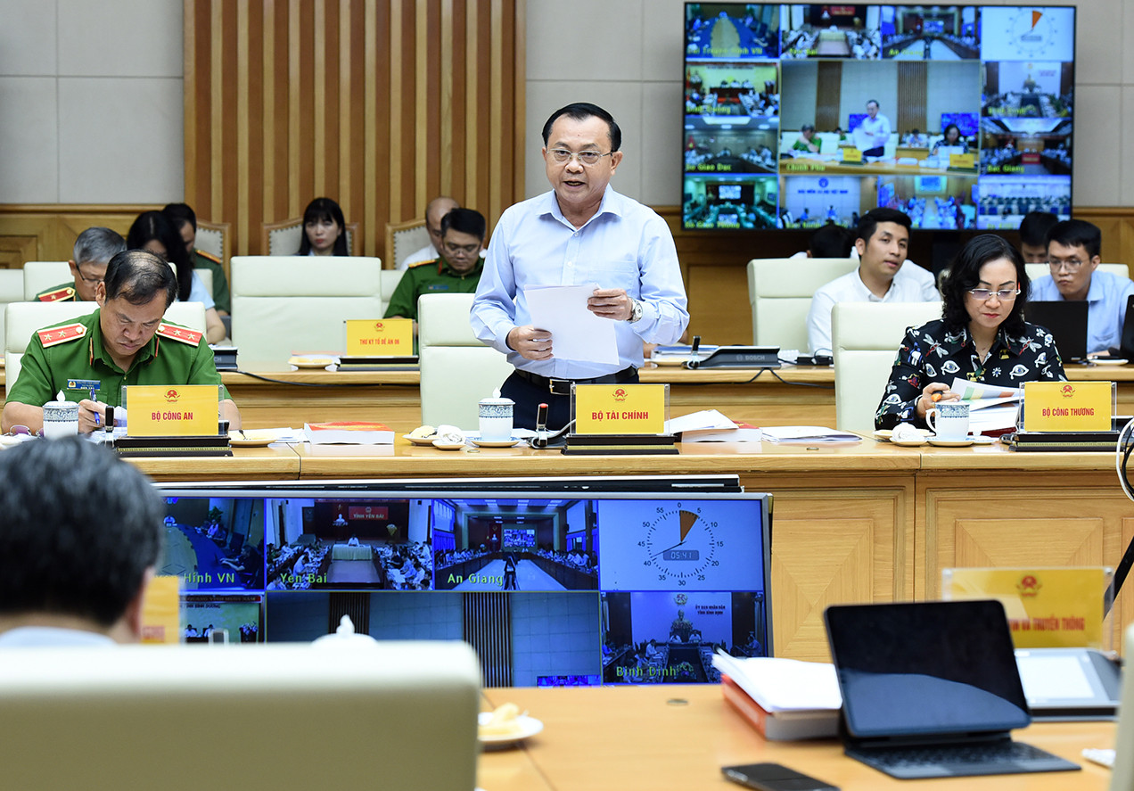 Đại diện lãnh đạo Bộ Tài chính phát biểu.