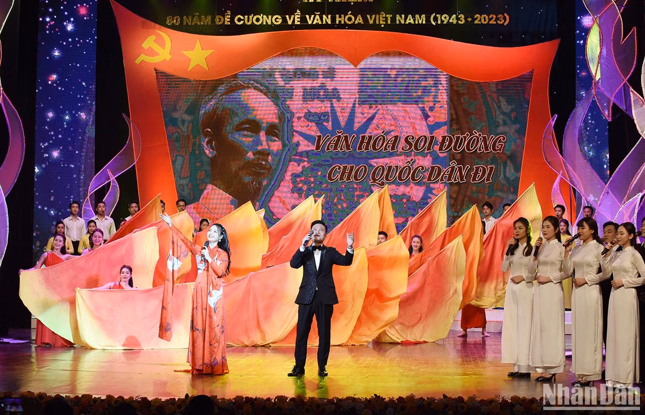Với sự hiện diện của những ca khúc đi cùng năm tháng, chương trình nghệ thuật đặc biệt kỷ niệm 80 năm ra đời Đề cương về Văn hóa Việt Nam mang lại nhiều cảm xúc cho khán giả.