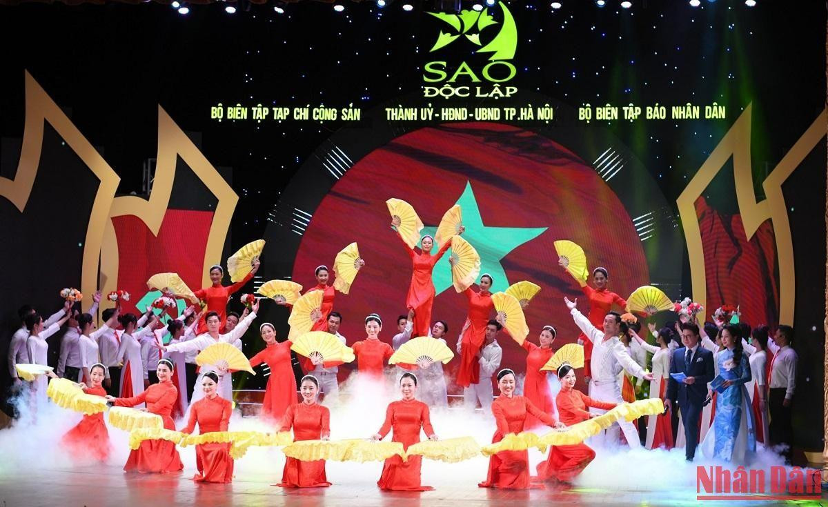 Tiết mục văn nghệ mở đầu chương trình giao lưu nghệ thuật. (Ảnh: THÀNH ĐẠT)