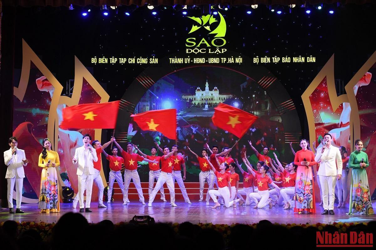 Chương trình không chỉ đưa người xem quay trở lại với những ngày tháng lịch sử hào hùng của đất nước, khơi gợi niềm tự hào dân tộc, mà còn như một lời nhắc nhở thế hệ hôm nay cần biết trân trọng công lao to lớn của lớp lớp thế hệ cha anh đã anh dũng chiến đấu và hy sinh vì nền độc lập, tự do của Tổ quốc. (Ảnh: THÀNH ĐẠT)