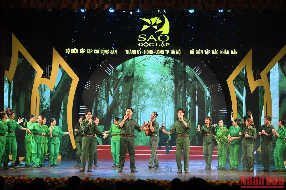 Chương trình gồm hai phần với các chủ đề “Việt Nam - Dân tộc quật cường, xả thân vì đại nghĩa” và “Việt Nam - Nguồn cảm hứng của hòa bình và phát triển”. (Ảnh: THÀNH ĐẠT)