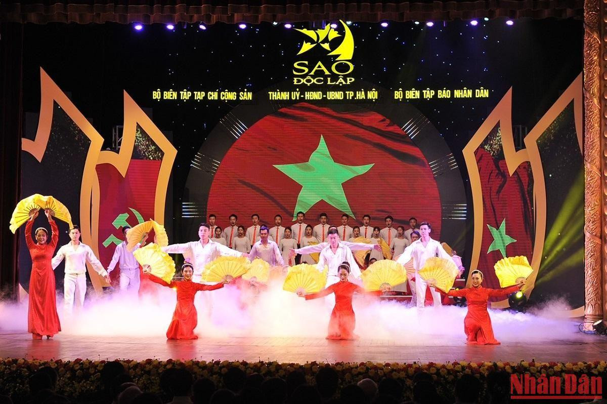 Tham dự chương trình, khán giả được đắm chìm trong không gian văn nghệ với những khúc ca đi cùng năm tháng, gắn liền với lịch sử bảo vệ Tổ quốc, ca ngợi tinh thần đấu tranh anh hùng, bất khuất để giành độc lập dân tộc. (Ảnh: ĐĂNG KHOA)