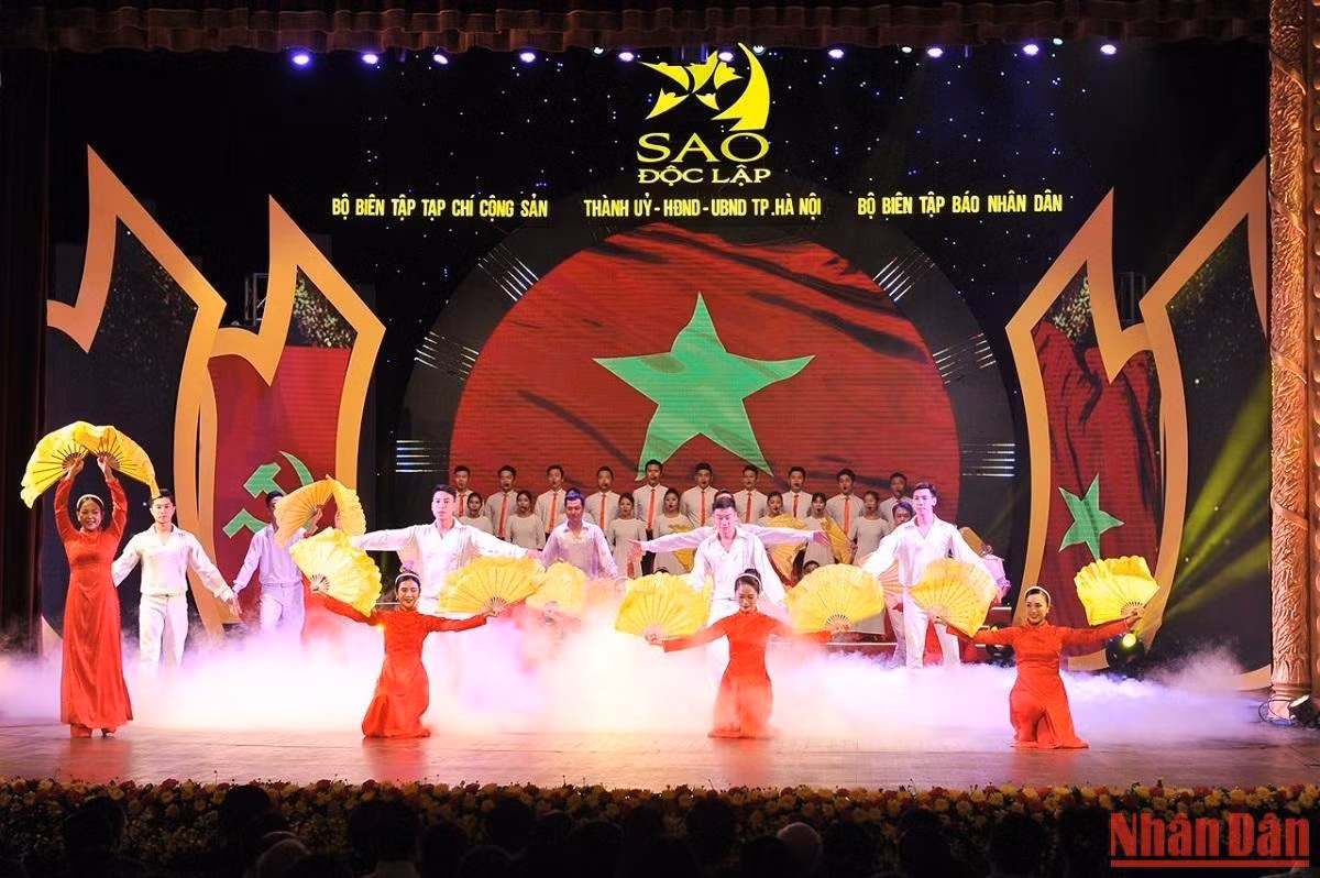Tham dự chương trình, khán giả được đắm chìm trong không gian văn nghệ với những khúc ca đi cùng năm tháng, gắn liền với lịch sử bảo vệ Tổ quốc, ca ngợi tinh thần đấu tranh anh hùng, bất khuất để giành độc lập dân tộc. (Ảnh: ĐĂNG KHOA)