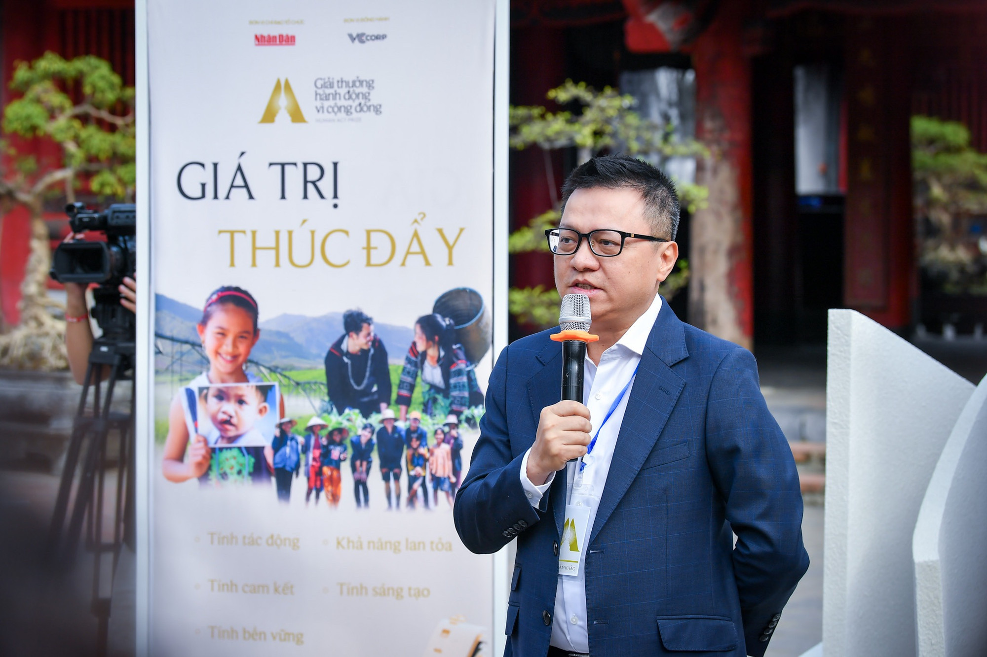 Đồng chí Lê Quốc Minh, Ủy viên Trung ương Đảng, Tổng Biên tập Báo Nhân Dân, Phó Trưởng Ban Tuyên giáo Trung ương, Chủ tịch Hội Nhà báo Việt Nam, Trưởng Ban tổ chức Giải thưởng Hành động vì Cộng đồng phát biểu khai mạc triển lãm.