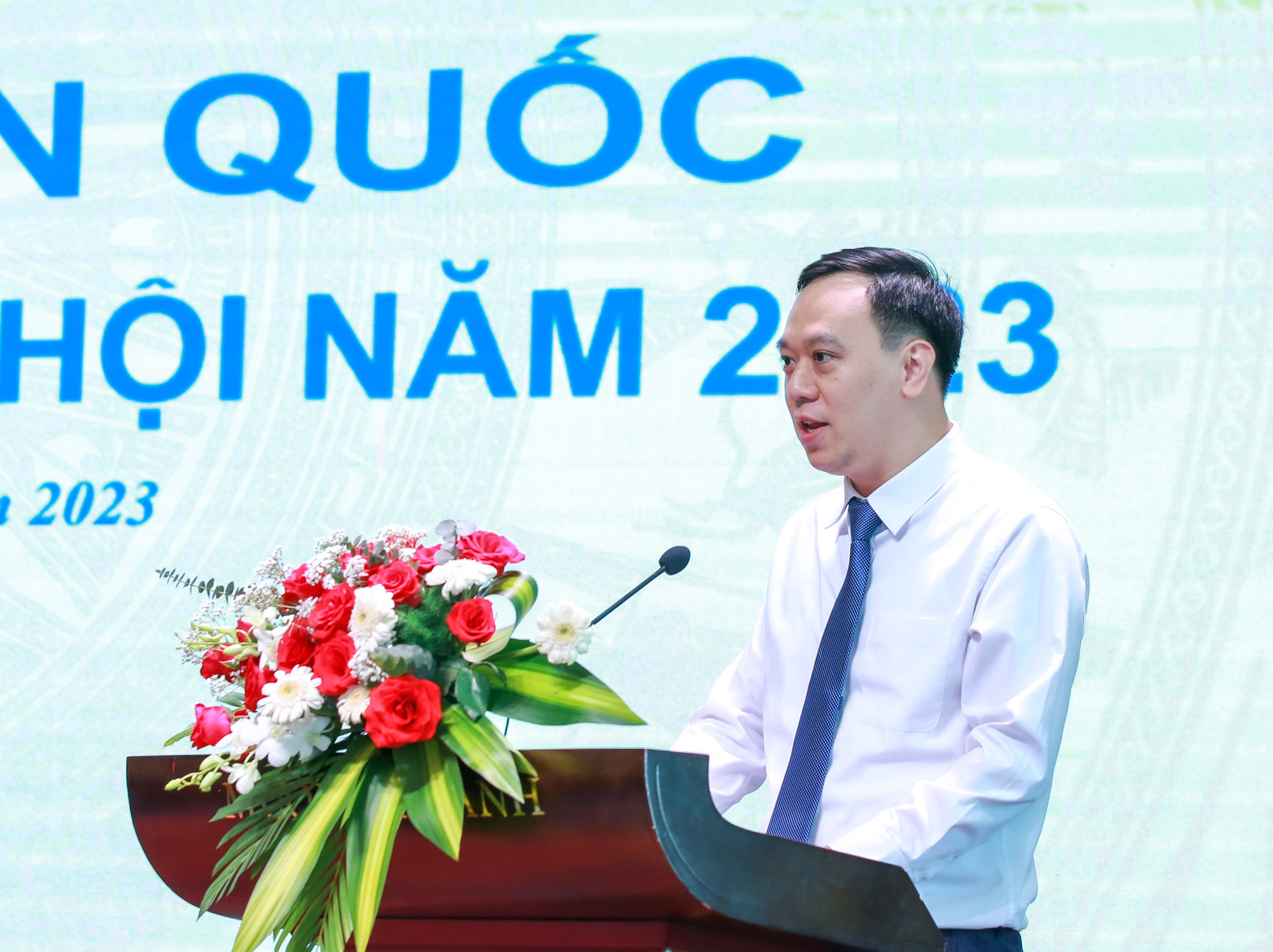 Nhà báo Ngô Việt Anh, Phó Trưởng Ban Nhân Dân điện tử, Báo Nhân Dân tham luận với chủ đề “Chuyển đổi số trong hoạt động báo chí để nâng cao hiệu quả truyền thông”. (Ảnh: SƠN HẢI)