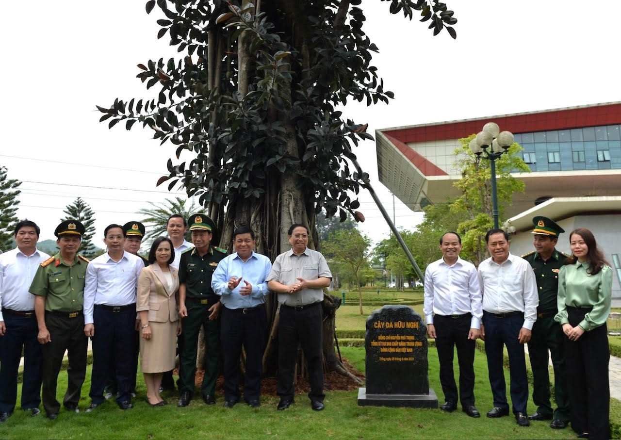 Thủ tướng thăm cây đa do Tổng Bí thư Nguyễn Phú Trọng trồng trong khuôn viên cửa khẩu nhân chuyến thăm, làm việc của Tổng Bí thư tại tỉnh Lạng Sơn vào tháng 8/2023. Thủ tướng thăm cây đa do Tổng Bí thư Nguyễn Phú Trọng trồng trong khuôn viên cửa khẩu nhân chuyến thăm, làm việc của Tổng Bí thư tại tỉnh Lạng Sơn vào tháng 8/2023.
