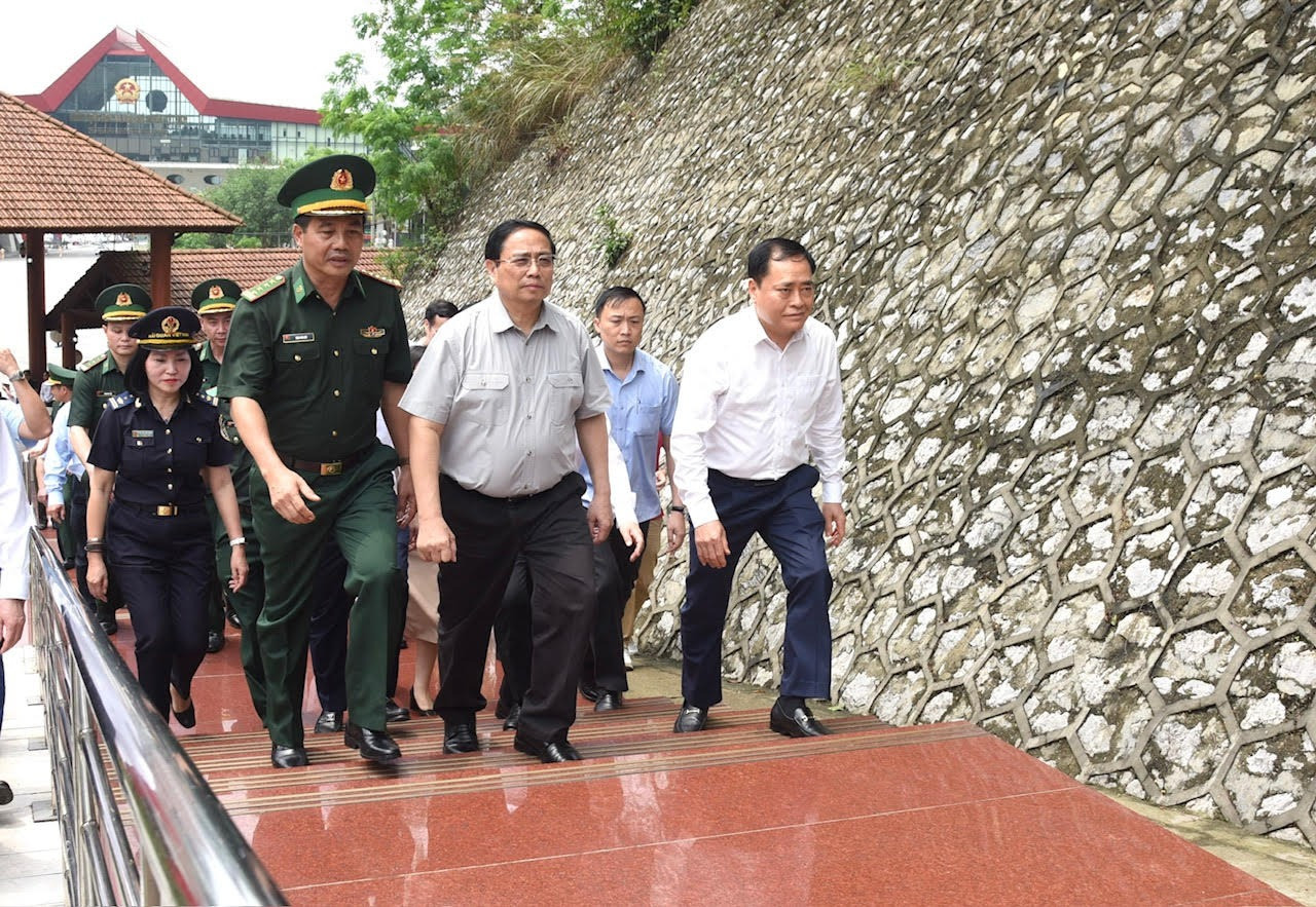 Thủ tướng Phạm Minh Chính và đoàn công tác đến thăm cột mốc biên giới 1116 tại Cửa khẩu quốc tế Hữu Nghị, tỉnh Lạng Sơn. Thủ tướng Phạm Minh Chính và đoàn công tác đến thăm cột mốc biên giới 1116 tại Cửa khẩu quốc tế Hữu Nghị, tỉnh Lạng Sơn.