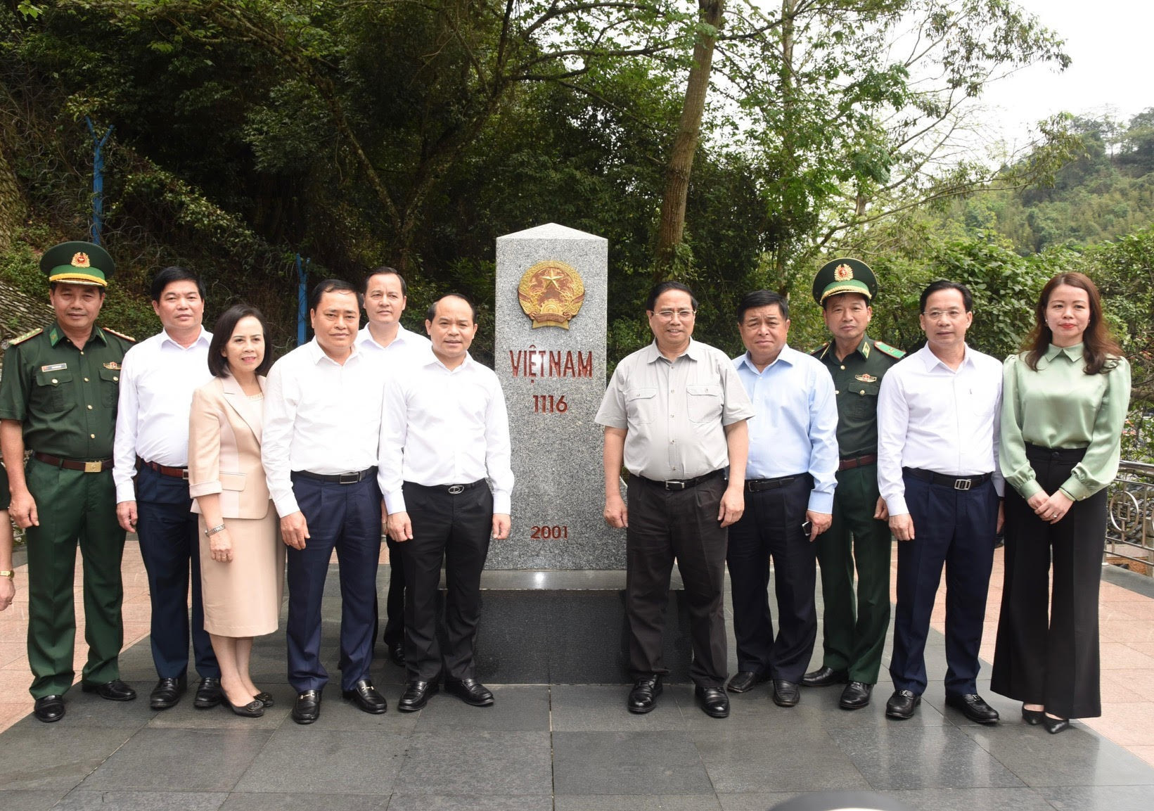 Thủ tướng Phạm Minh Chính và đoàn công tác tại cột mốc biên giới 1116 tại Cửa khẩu quốc tế Hữu Nghị, tỉnh Lạng Sơn. Thủ tướng Phạm Minh Chính và đoàn công tác tại cột mốc biên giới 1116 tại Cửa khẩu quốc tế Hữu Nghị, tỉnh Lạng Sơn.