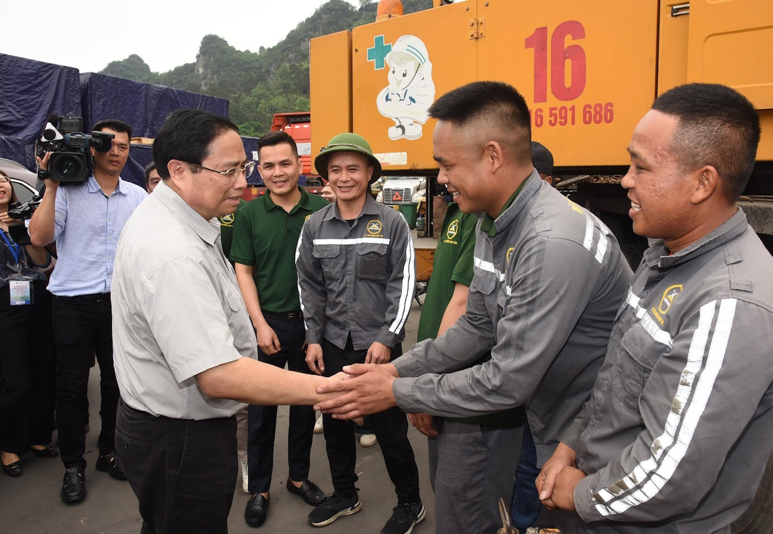 Thủ tướng Phạm Minh Chính thăm người lao động làm việc tại Cửa khẩu quốc tế Hữu Nghị. Thủ tướng Phạm Minh Chính thăm người lao động làm việc tại Cửa khẩu quốc tế Hữu Nghị.