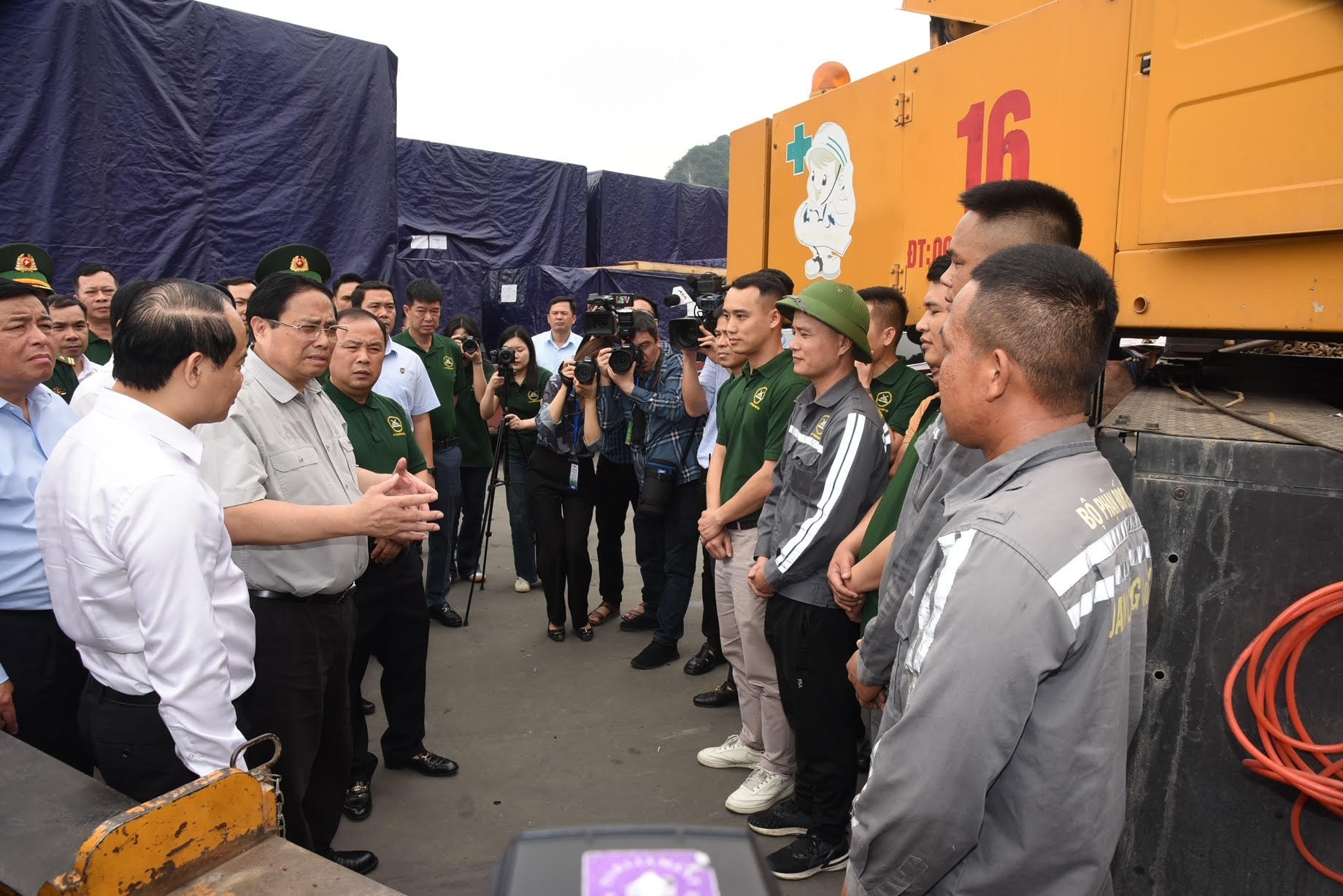 Thăm công nhân, nhân viên tại bãi tập kết hàng hóa Xuân Cương ở khu vực Cửa khẩu, Thủ tướng đề nghị cần khẩn trương ứng dụng công nghệ cửa khẩu thông minh để nâng cao năng lực lưu thông hàng hóa, giảm chi phí logistics. Thăm công nhân, nhân viên tại bãi tập kết hàng hóa Xuân Cương ở khu vực Cửa khẩu, Thủ tướng đề nghị cần khẩn trương ứng dụng công nghệ cửa khẩu thông minh để nâng cao năng lực lưu thông hàng hóa, giảm chi phí logistics.