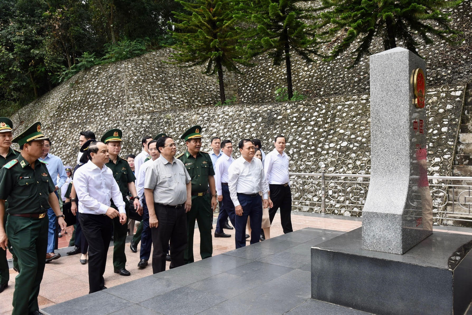 Thủ tướng thăm cột mốc biên giới tại Cửa khẩu quốc tế Hữu Nghị. Thủ tướng thăm cột mốc biên giới tại Cửa khẩu quốc tế Hữu Nghị.