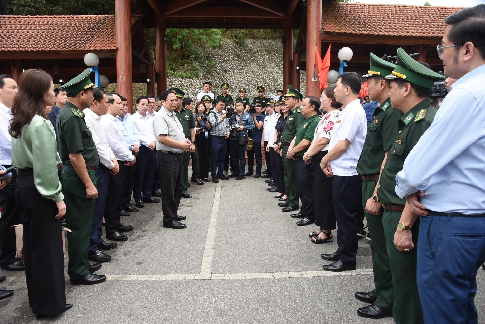 Thủ tướng nhấn mạnh tầm quan trọng của cặp cửa khẩu quốc tế Hữu Nghị (Việt Nam) và Hữu Nghị Quan (Trung Quốc) đối với kết nối tình hữu nghị, kết nối giao thông, kết nối kinh tế giữa Việt Nam và Trung Quốc, giữa Trung Quốc và ASEAN, cũng như giữa hai tỉnh Lạng Sơn và Quảng Tây. Thủ tướng nhấn mạnh tầm quan trọng của cặp cửa khẩu quốc tế Hữu Nghị (Việt Nam) và Hữu Nghị Quan (Trung Quốc) đối với kết nối tình hữu nghị, kết nối giao thông, kết nối kinh tế giữa Việt Nam và Trung Quốc, giữa Trung Quốc và ASEAN, cũng như giữa hai tỉnh Lạng Sơn và Quảng Tây.