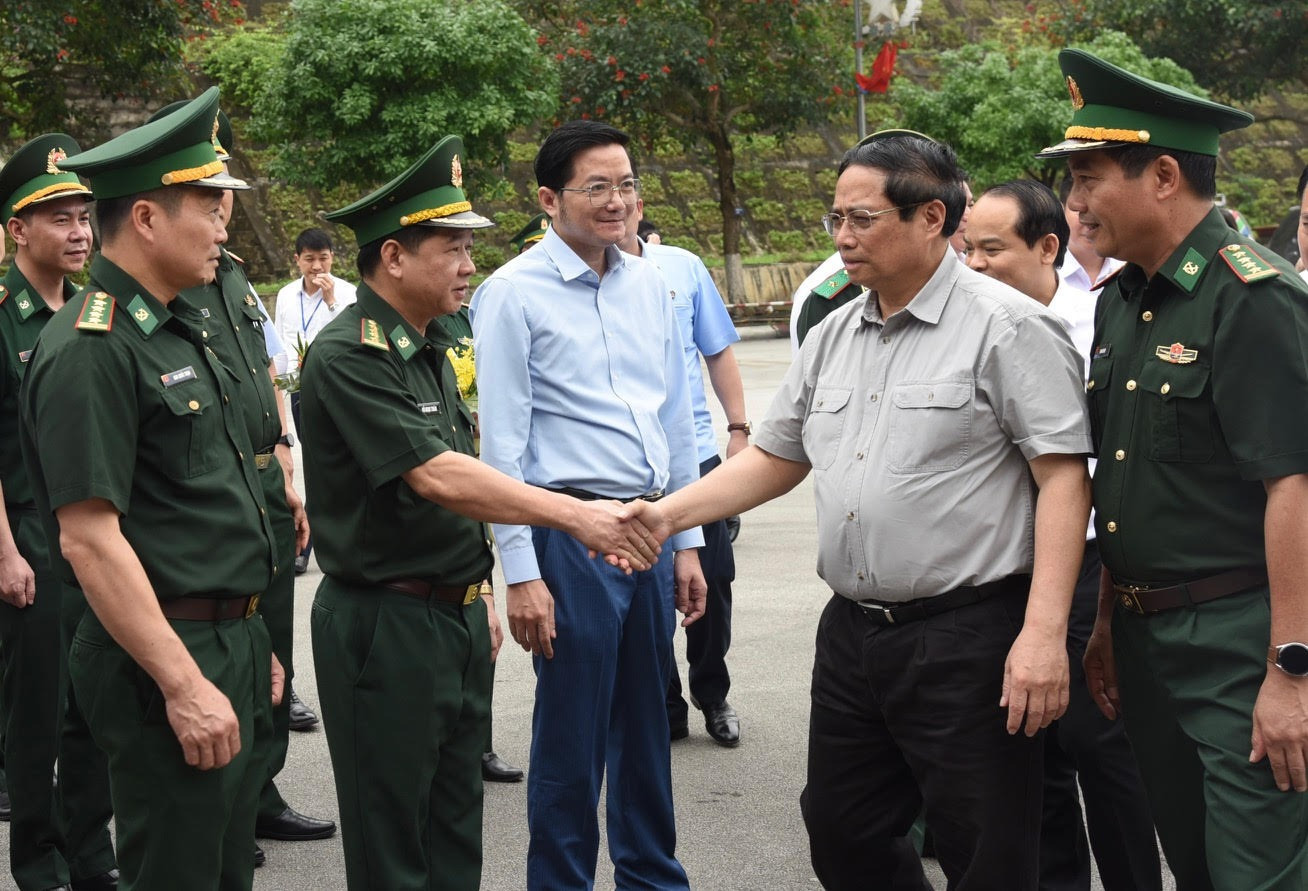 Thủ tướng Phạm Minh Chính thăm các lực lượng đang làm nhiệm vụ tại Cửa khẩu quốc tế Hữu Nghị, tỉnh Lạng Sơn. Thủ tướng Phạm Minh Chính thăm các lực lượng đang làm nhiệm vụ tại Cửa khẩu quốc tế Hữu Nghị, tỉnh Lạng Sơn.