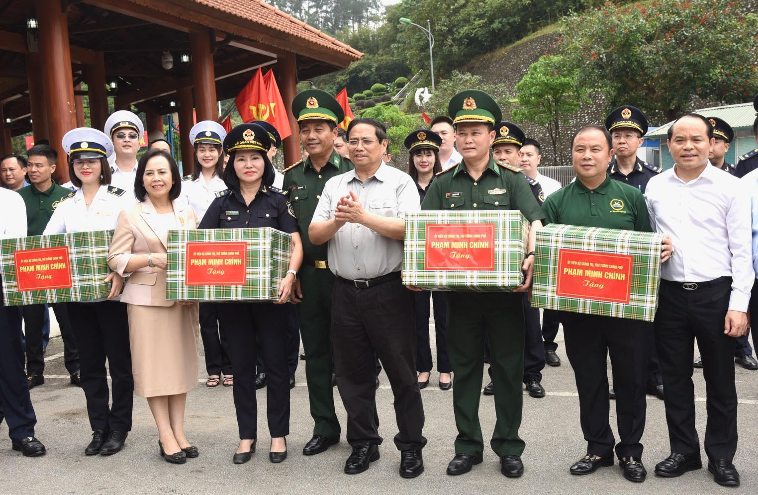 Thủ tướng Phạm Minh Chính tặng quà các lực lượng đang làm nhiệm vụ tại Cửa khẩu quốc tế Hữu Nghị, tỉnh Lạng Sơn. Thủ tướng Phạm Minh Chính tặng quà các lực lượng đang làm nhiệm vụ tại Cửa khẩu quốc tế Hữu Nghị, tỉnh Lạng Sơn.