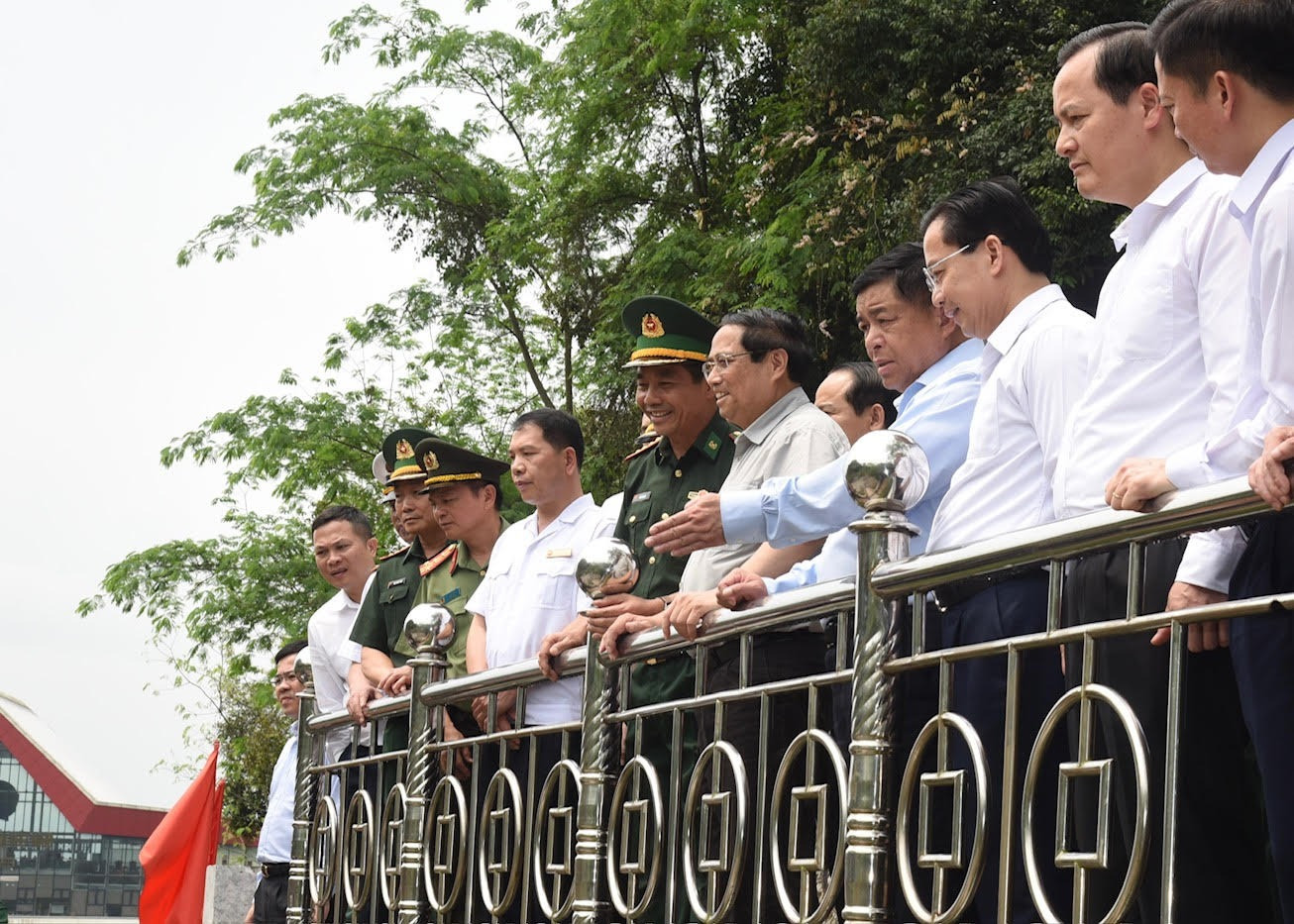 Thủ tướng Phạm Minh Chính thị sát khu vực Cửa khẩu quốc tế Hữu Nghị, tỉnh Lạng Sơn. Thủ tướng Phạm Minh Chính thị sát khu vực Cửa khẩu quốc tế Hữu Nghị, tỉnh Lạng Sơn.