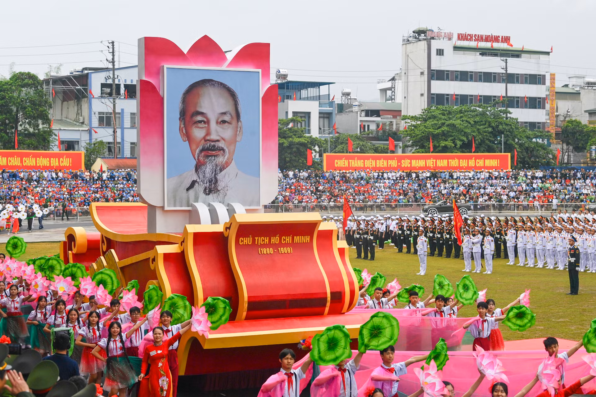 Xe rước ảnh chân dung Chủ tịch Hồ Chí Minh tiến vào lễ đài trong Lễ kỷ niệm 70 năm Chiến thắng Điện Biên Phủ.