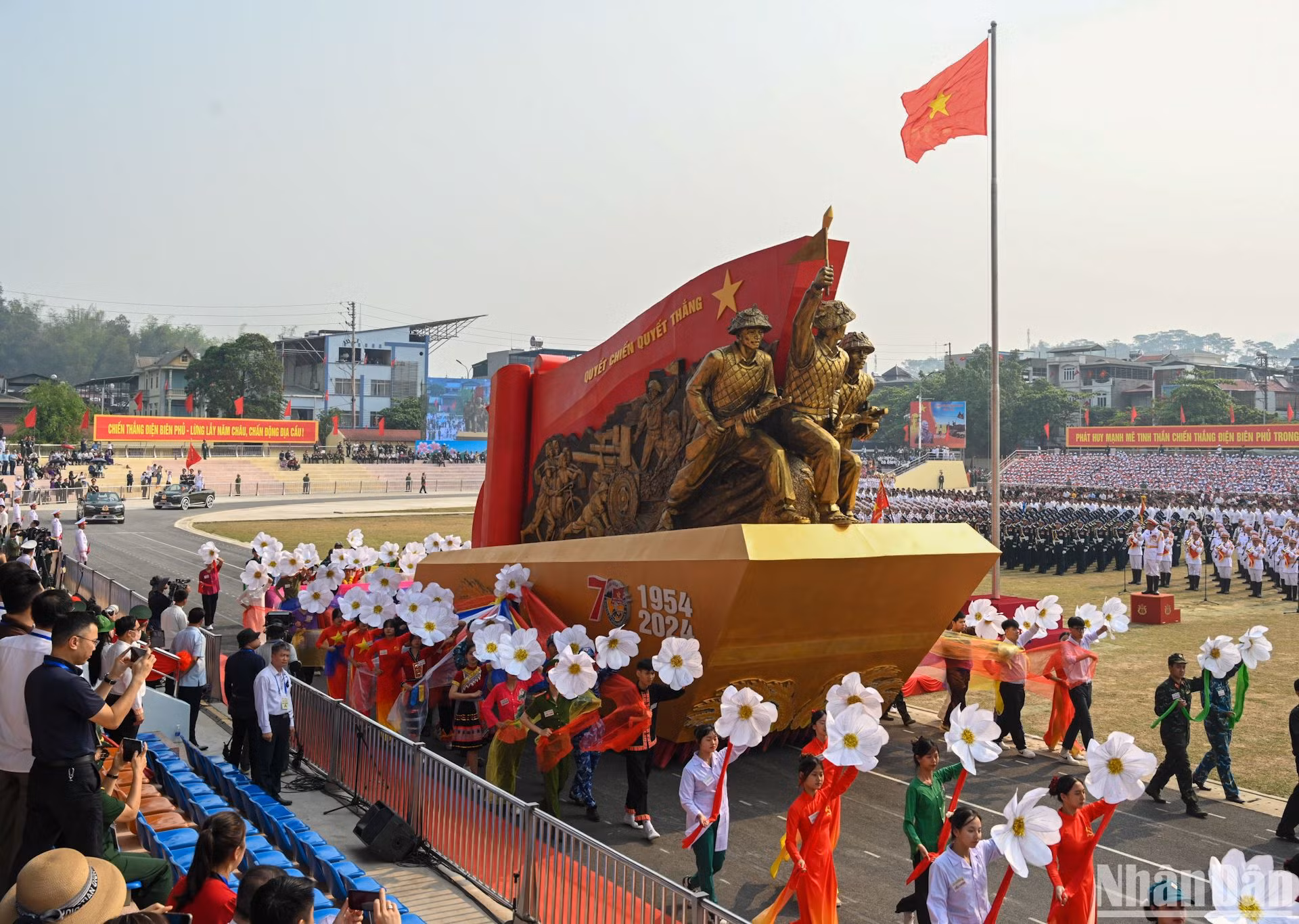 Cụm tượng đài kéo pháo với dòng chữ "Quyết chiến quyết thắng" tiến qua lễ đài.