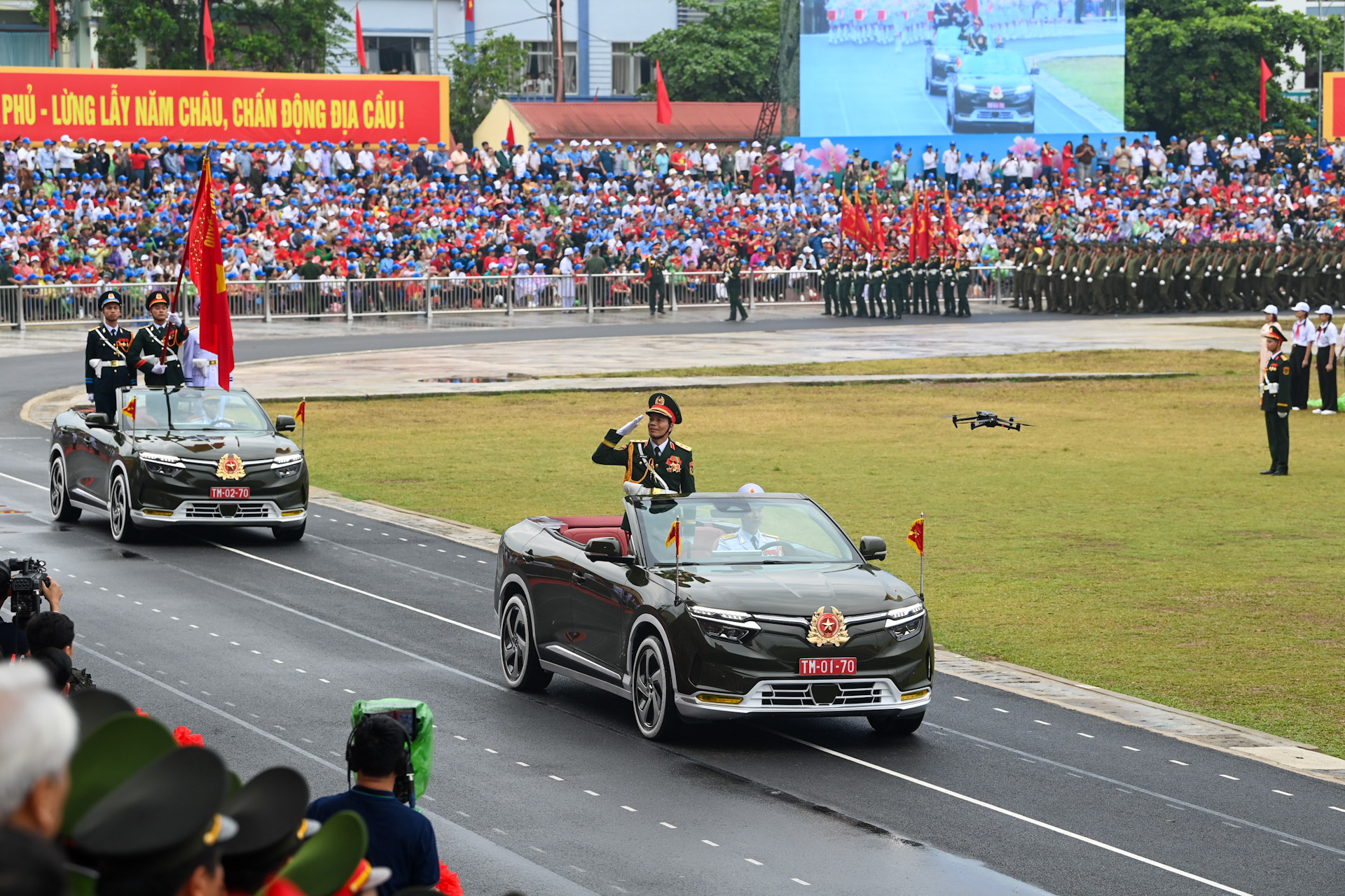 Khối Quân kỳ do đồng chí Trung tướng Nguyễn Trọng Bình, Phó Tổng Tham mưu trưởng Quân đội nhân dân Việt Nam chỉ huy, dẫn đầu các khối đại diện cho lực lượng Quân đội nhân dân và Dân quân tự vệ đang tiến vào Lễ đài.