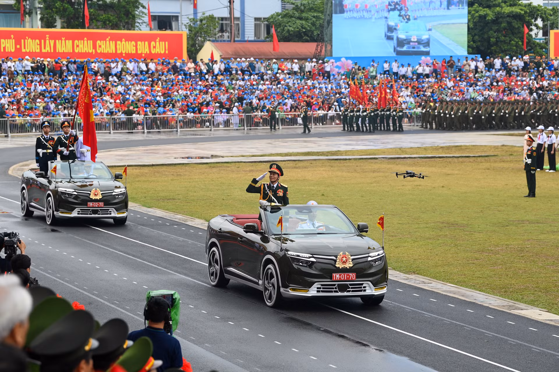 Khối Quân kỳ do đồng chí Trung tướng Nguyễn Trọng Bình, Phó Tổng Tham mưu trưởng Quân đội nhân dân Việt Nam chỉ huy, dẫn đầu các khối đại diện cho lực lượng Quân đội nhân dân và Dân quân tự vệ đang tiến vào Lễ đài.