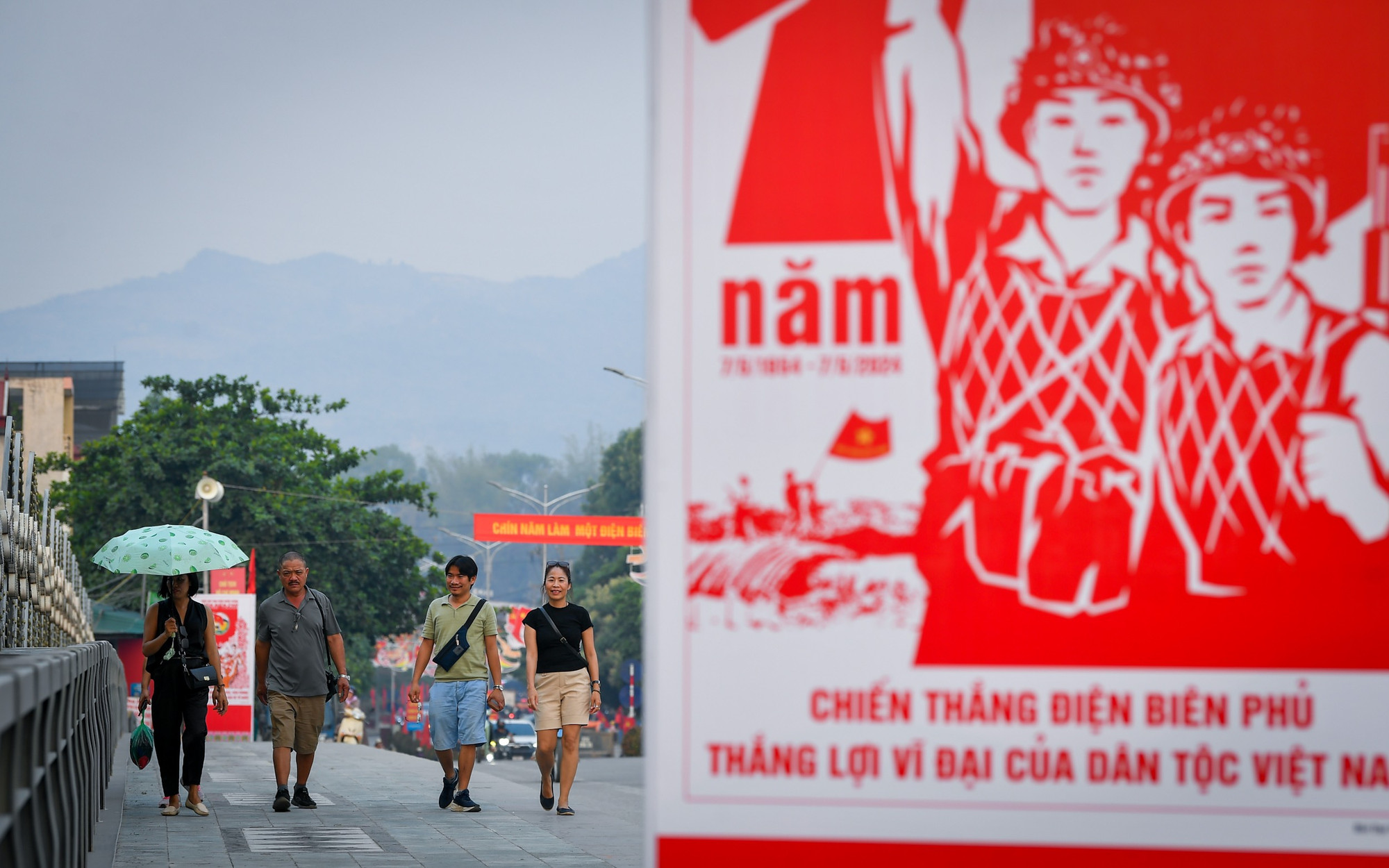 Các tấm pano chào mừng cỡ lớn được đặt ở nhiều nơi trên khắp các tuyến phố, con đường thành phố Điện Biên Phủ.
