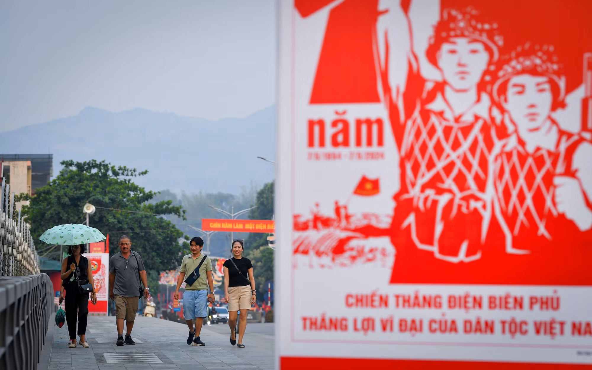 Các tấm pano chào mừng cỡ lớn được đặt ở nhiều nơi trên khắp các tuyến phố, con đường thành phố Điện Biên Phủ.