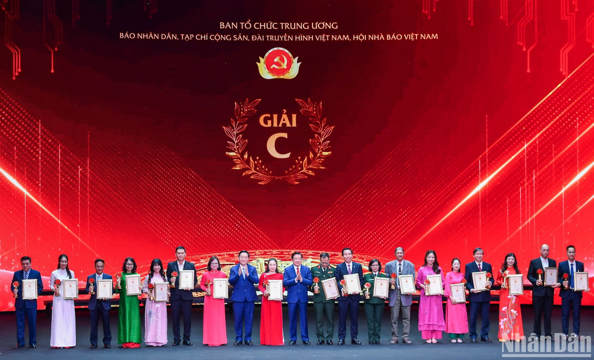 Đồng chí Phan Đình Trạc, Ủy viên Bộ Chính trị, Bí thư Trung ương Đảng, Trưởng Ban Nội chính Trung ương và đồng chí Nguyễn Trọng Nghĩa, Ủy viên Bộ Chính trị, Bí thư Trung ương Đảng, Trưởng Ban Tuyên giáo Trung ương trao giải C cho các tác giả, đại diện nhóm tác giả.
