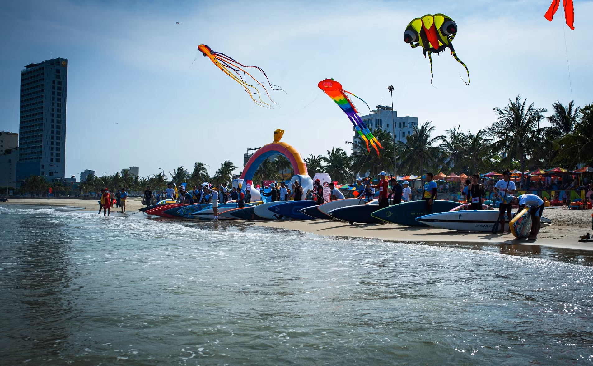Tại bãi biển Mân Thái, lễ hội thể thao biển Đà Nẵng - Da Nang Color Race 2023 với các nội dung: Đua Sup 1000m, thi bơi 1000m,... đã thu hút đông đảo các vận động viên chuyên nghiệp, bán chuyên, người dân và du khách nước ngoài tham gia so tài.