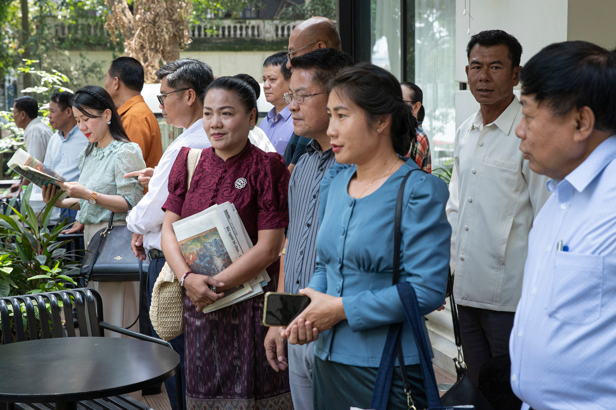 Các thành viên trong đoàn cán bộ quản lý báo chí Lào tỏ ra khá thích thú khi tham quan khu vực hành lang bên ngoài Tòa soạn hội tụ với tầm nhìn tuyệt đẹp hướng ra Hồ Gươm.