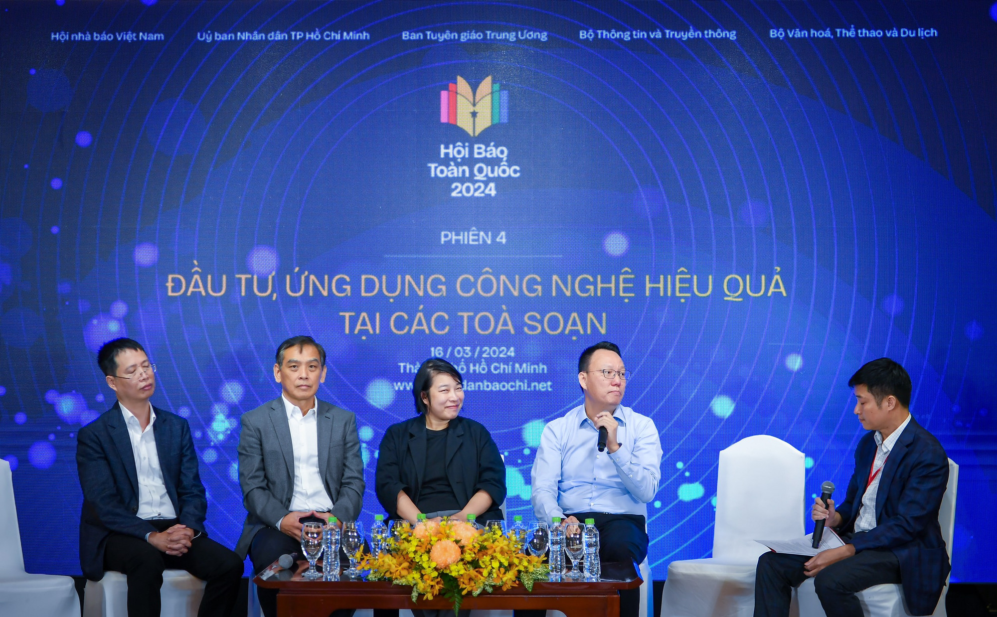 Các diễn giả đã cùng nhau trao đổi về cách thức để các tòa soạn có thể sản xuất được những tác phẩm báo chí ấn tượng; các giải pháp đầu tư công nghệ và đa dạng hóa nguồn thu cho các cơ quan báo chí; định hướng đầu tư về trí tuệ nhân tạo trong quản trị tòa soạn và sản xuất nội dung số.