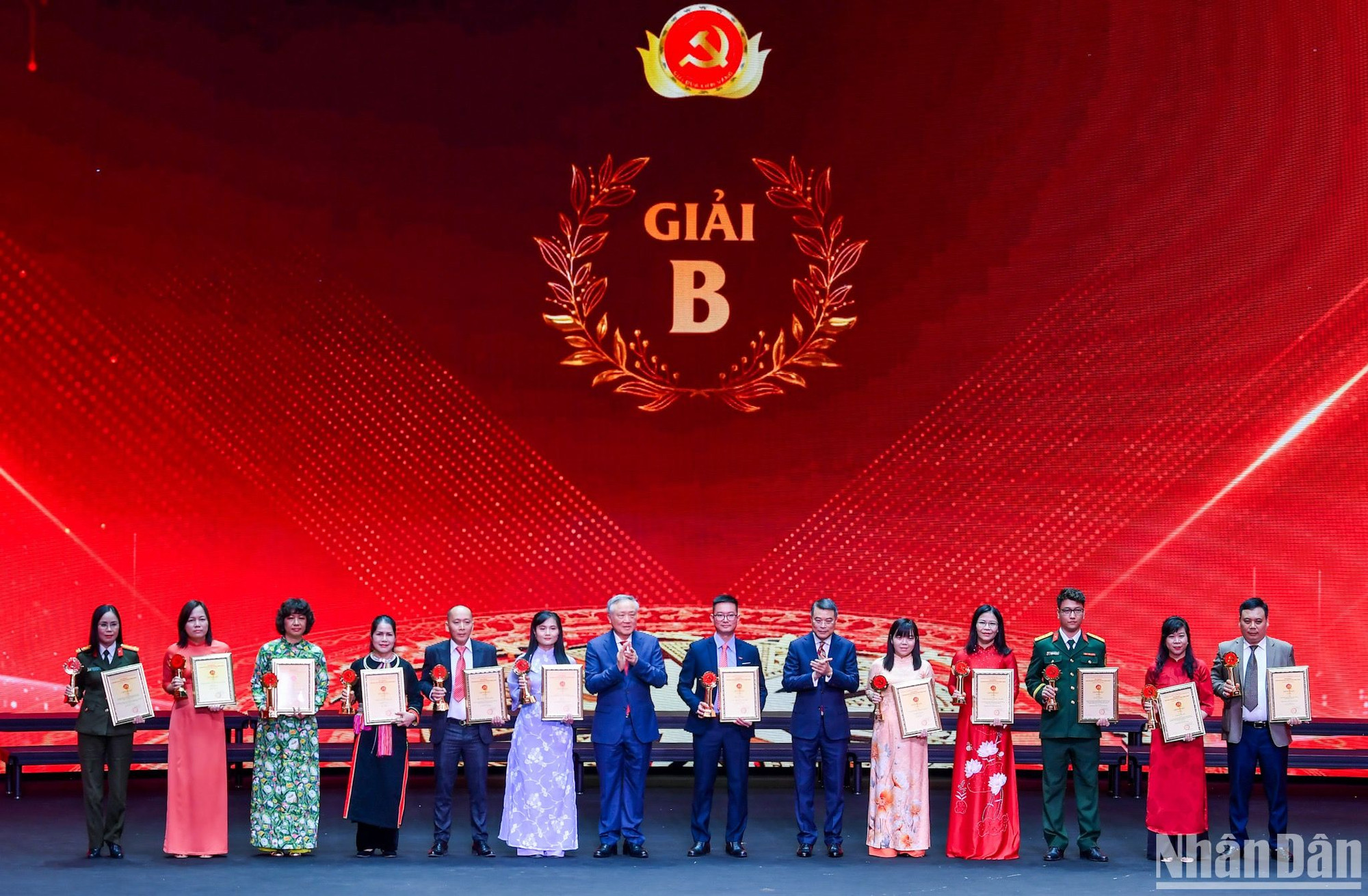 Đồng chí Nguyễn Hòa Bình, Ủy viên Bộ Chính trị, Phó Thủ tướng Thường trực Chính phủ và đồng chí Lê Minh Hưng, Ủy viên Bộ Chính trị, Bí thư Trung ương Đảng, Trưởng Ban Tổ chức Trung ương trao giải B cho các tác giả, đại diện nhóm tác giả.