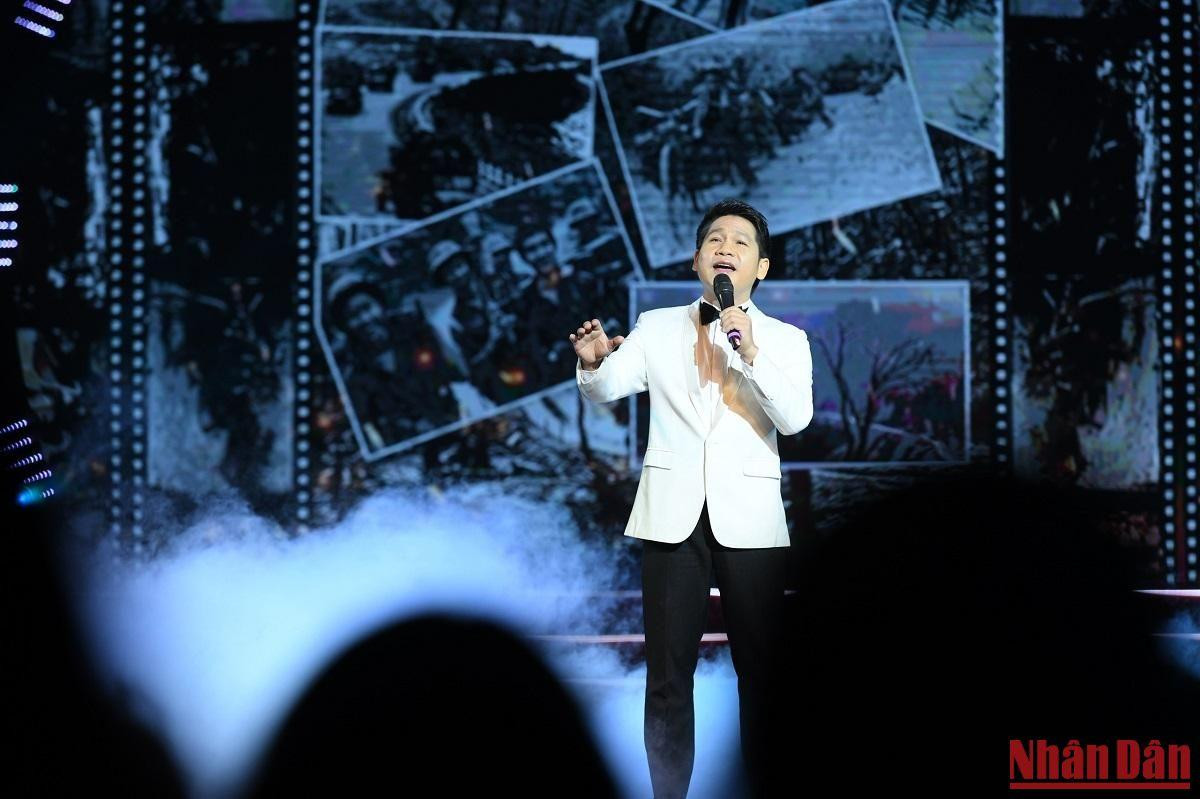 Ca sĩ Trọng Tấn trình bày ca khúc "Cùng anh tiến quân trên đường dài". (Ảnh: THÀNH ĐẠT)