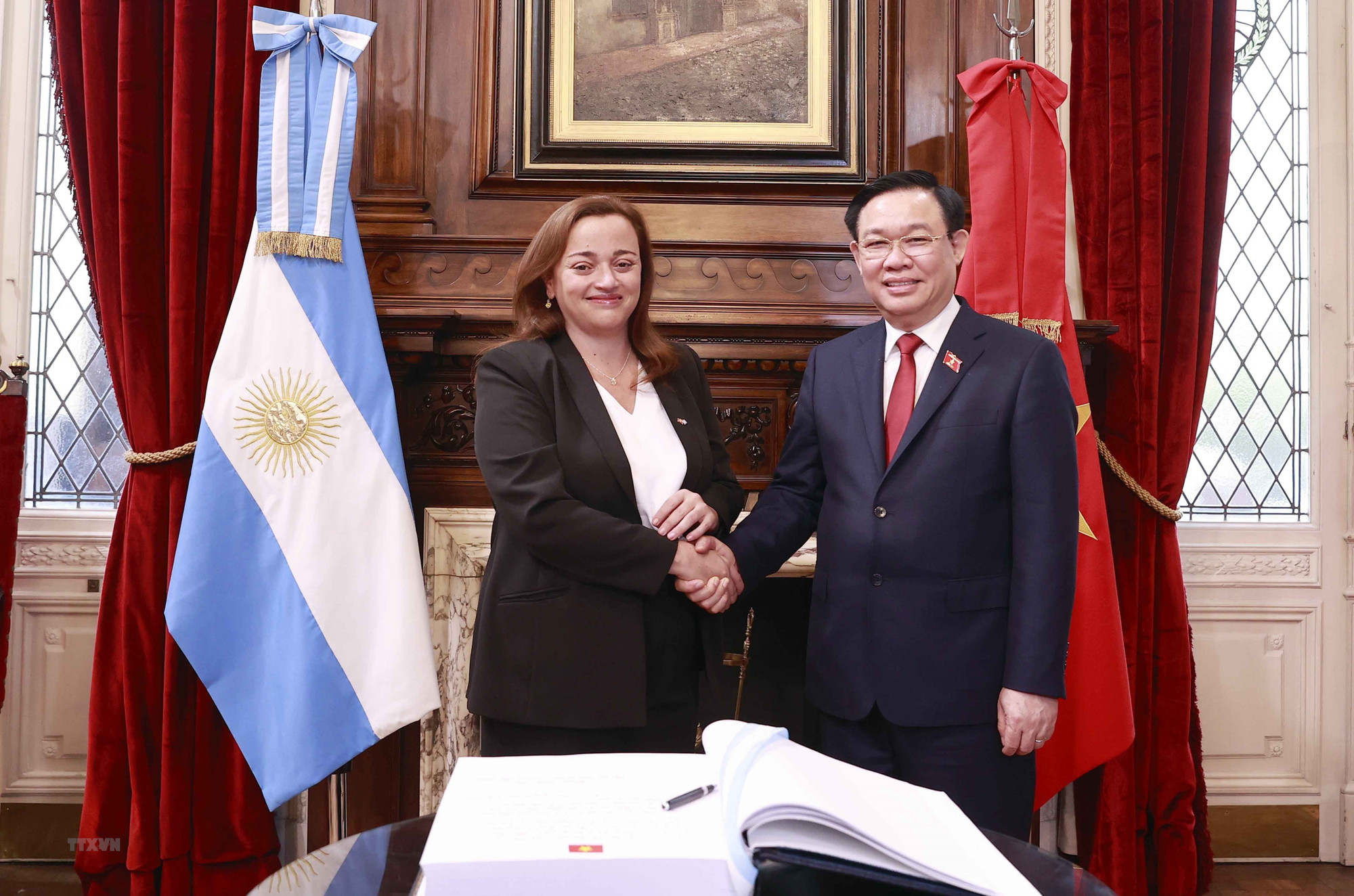 Chủ tịch Quốc hội Vương Đình Huệ và Chủ tịch Hạ viện Cộng hòa Argentina Cecilia Moreau chụp ảnh chung trước khi tiến hành hội đàm. (Ảnh: TTXVN)