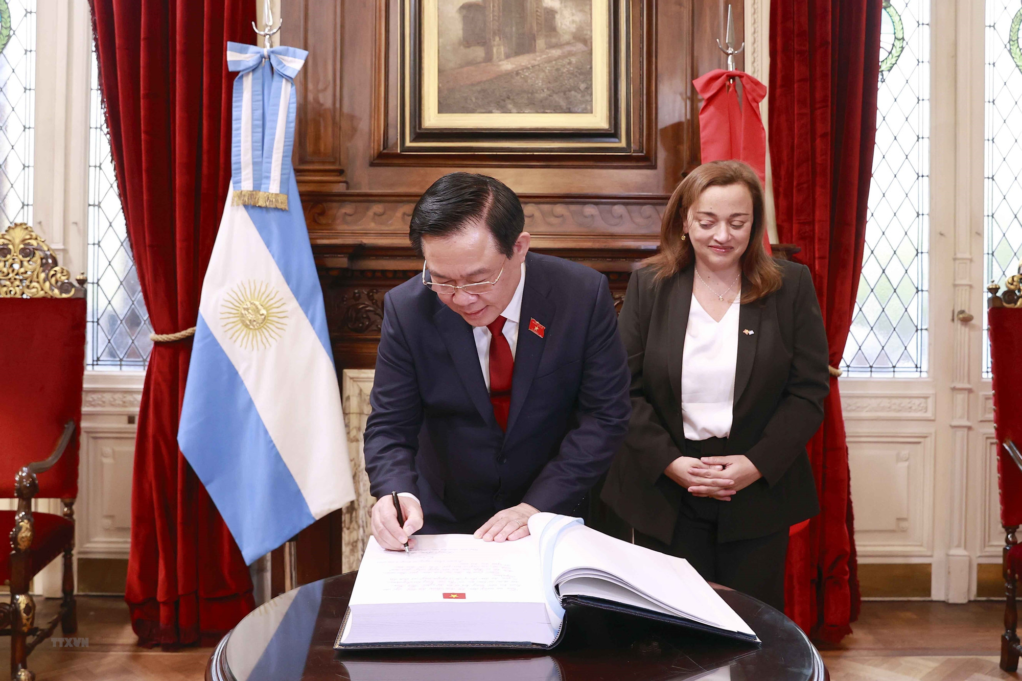 Chủ tịch Quốc hội Vương Đình Huệ ký sổ lưu niệm tại Trụ sở Quốc hội Argentina. (Ảnh: TTXVN)