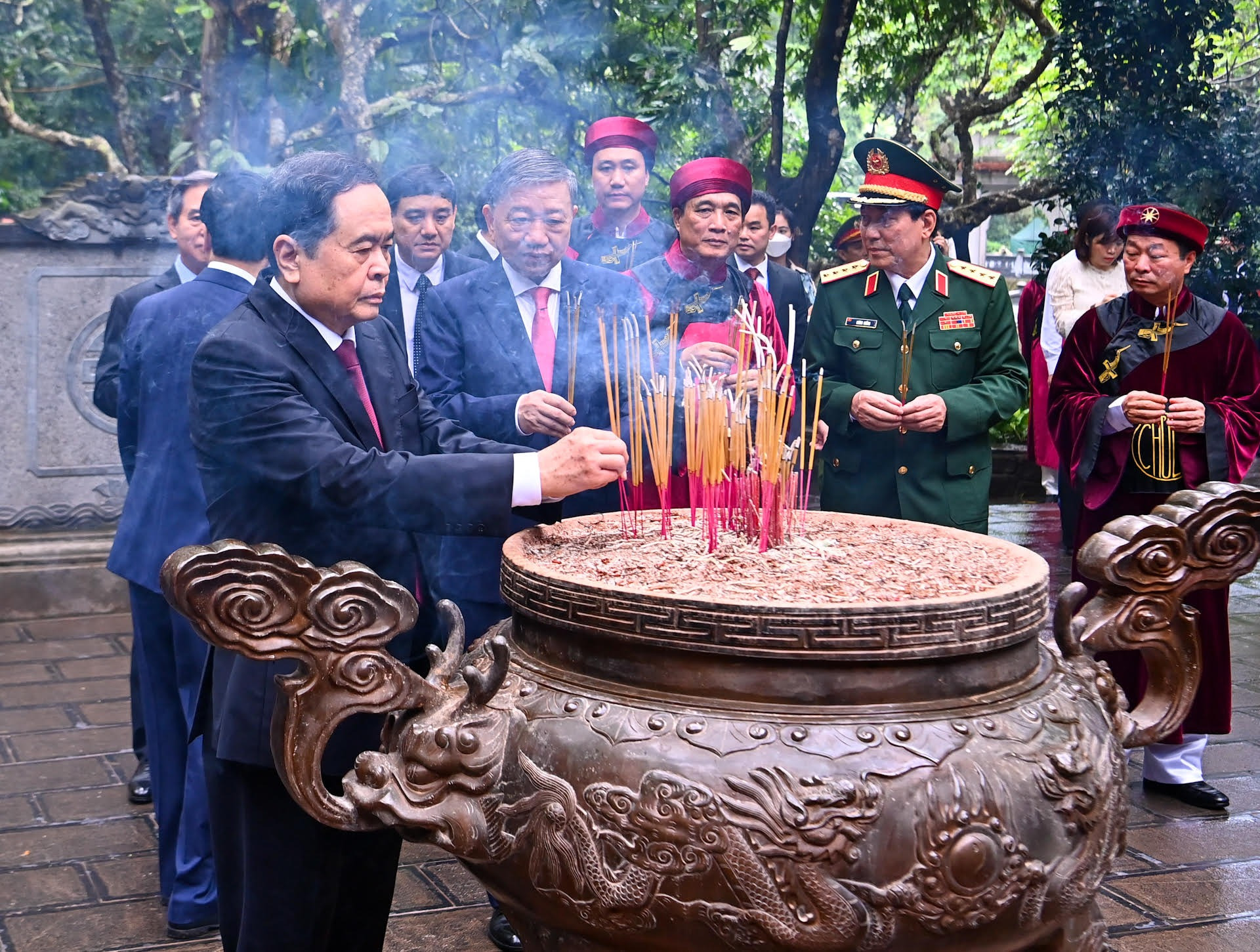 Phó Chủ tịch Thường trực Quốc hội Trần Thanh Mẫn và các đại biểu dâng hương tưởng niệm các Vua Hùng tại đền Giếng.