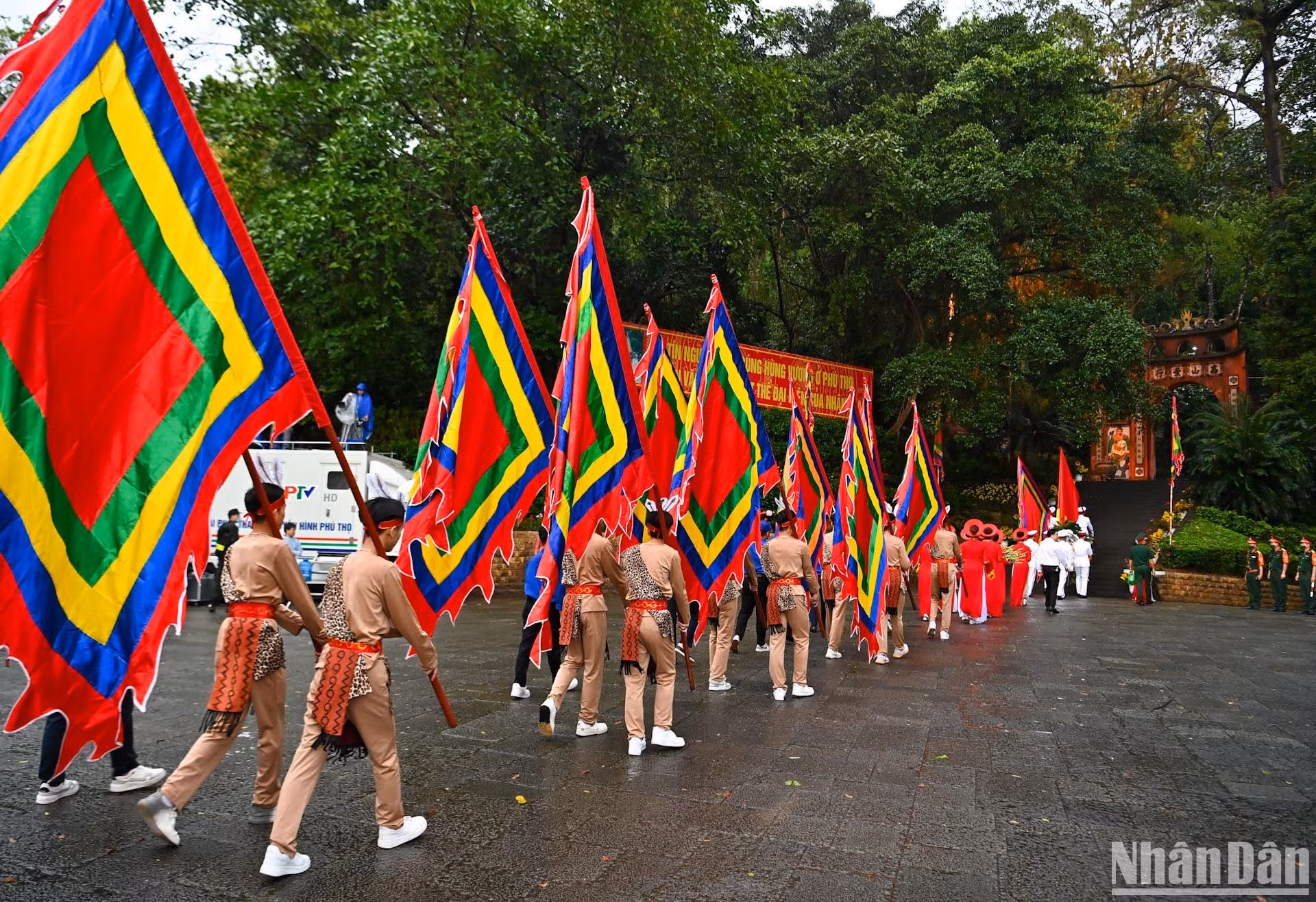 Đoàn dâng hương, đoàn cờ phướn, đội nhạc hành lễ, đội rước kiệu lễ vật cùng với các đồng chí lãnh đạo Đảng, Nhà nước tiến về điện Kính Thiên trên đỉnh Nghĩa Lĩnh để dâng hương tưởng niệm các Vua Hùng.
