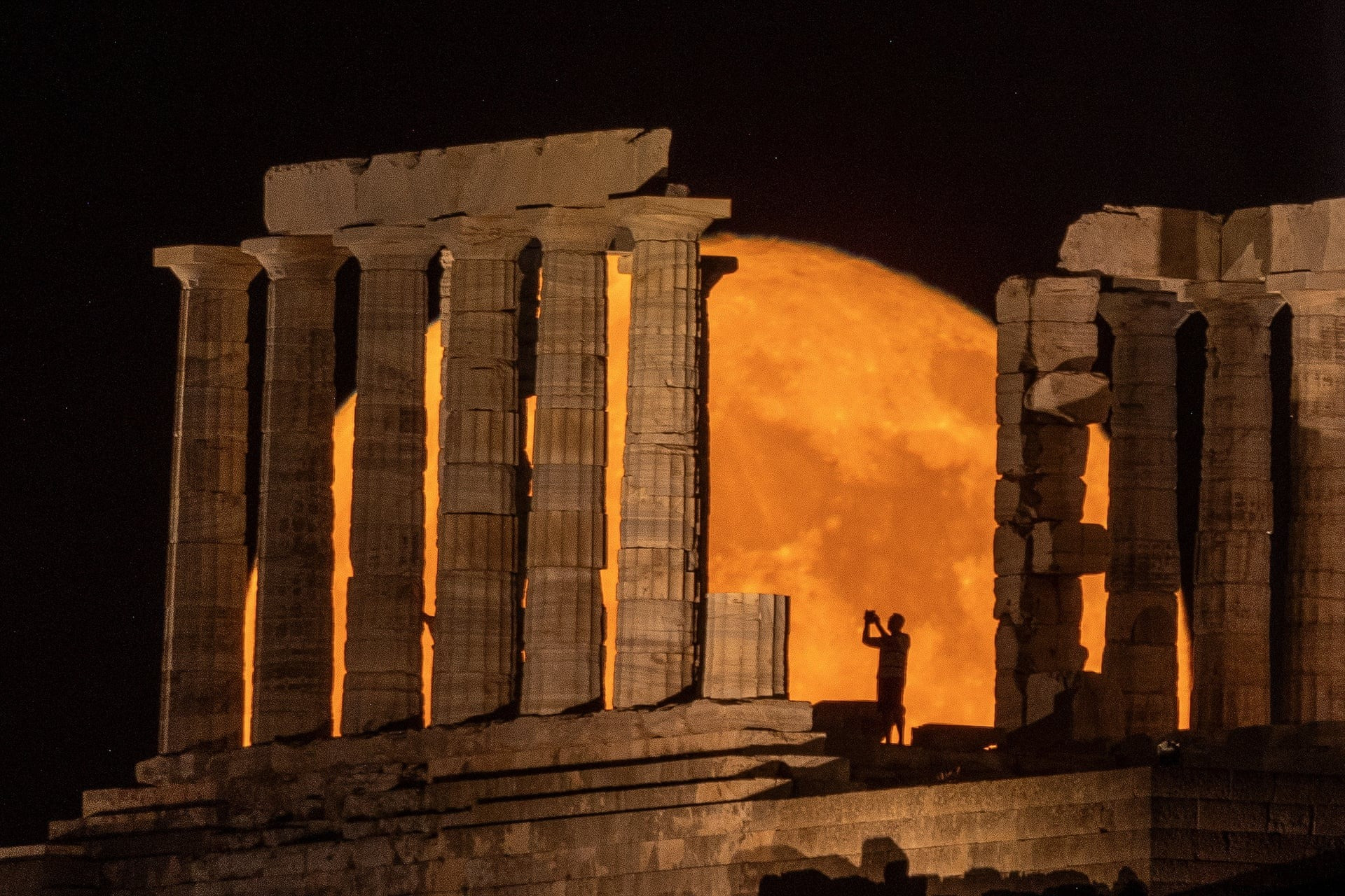 Siêu trăng phía sau Đền thờ Poseidon gần thủ đô Athens, Hy Lạp. (Ảnh: Reuters)
