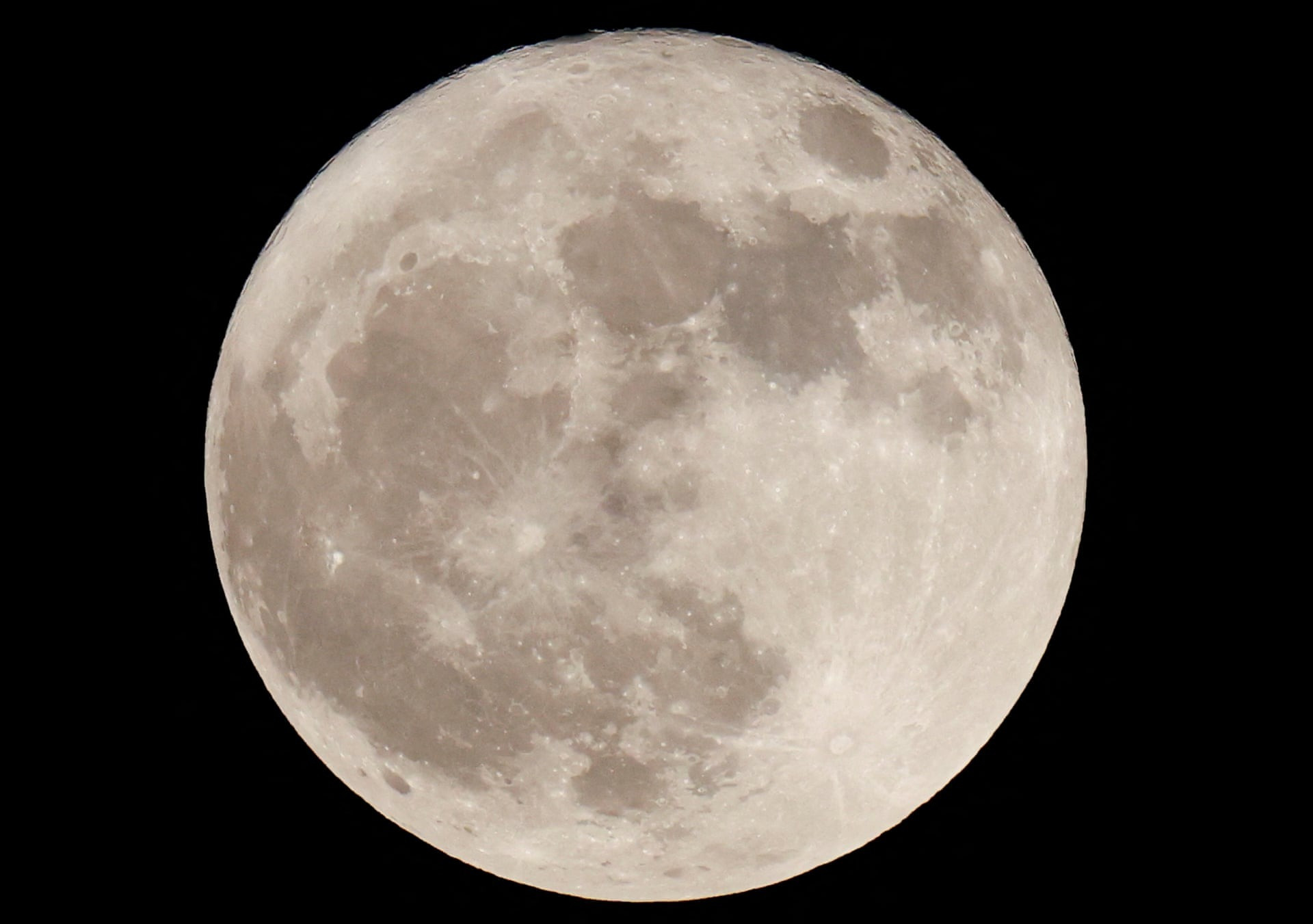 Trăng tròn trên bầu trời thành phố Cairo, Ai Cập. (Ảnh: Reuters)