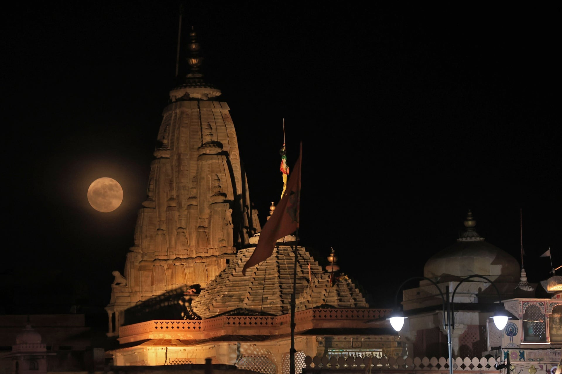Siêu trăng xuất hiện trên bầu trời đền Laxminarayan ở Jaipur, Ấn Độ. (Ảnh: Shutterstock)