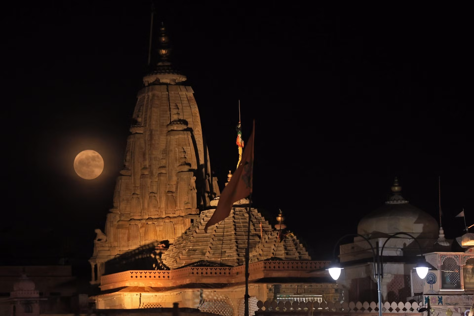 Siêu trăng xuất hiện trên bầu trời đền Laxminarayan ở Jaipur, Ấn Độ. (Ảnh: Shutterstock)