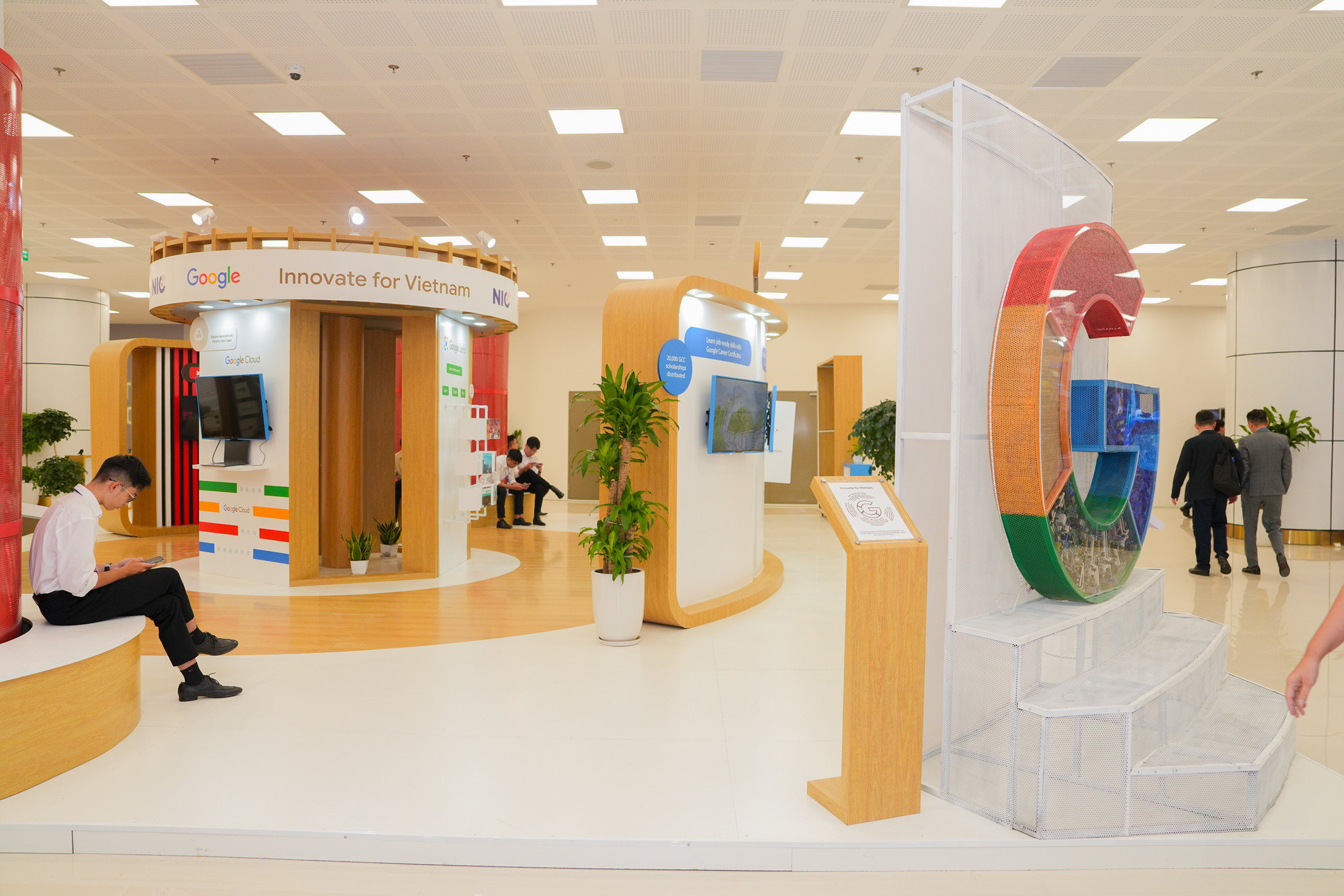 Với hơn 70 gian trưng bày của các tập đoàn công nghệ lớn trong nước và quốc tế, các công ty khởi nghiệp, các trường đại học, viện nghiên cứu…, khu trải nghiệm công nghệ tiên tiến sẽ mang đến một cái nhìn tổng quan về tương lai của công nghệ và ứng dụng tiềm năng của nó trong các lĩnh vực khác nhau.