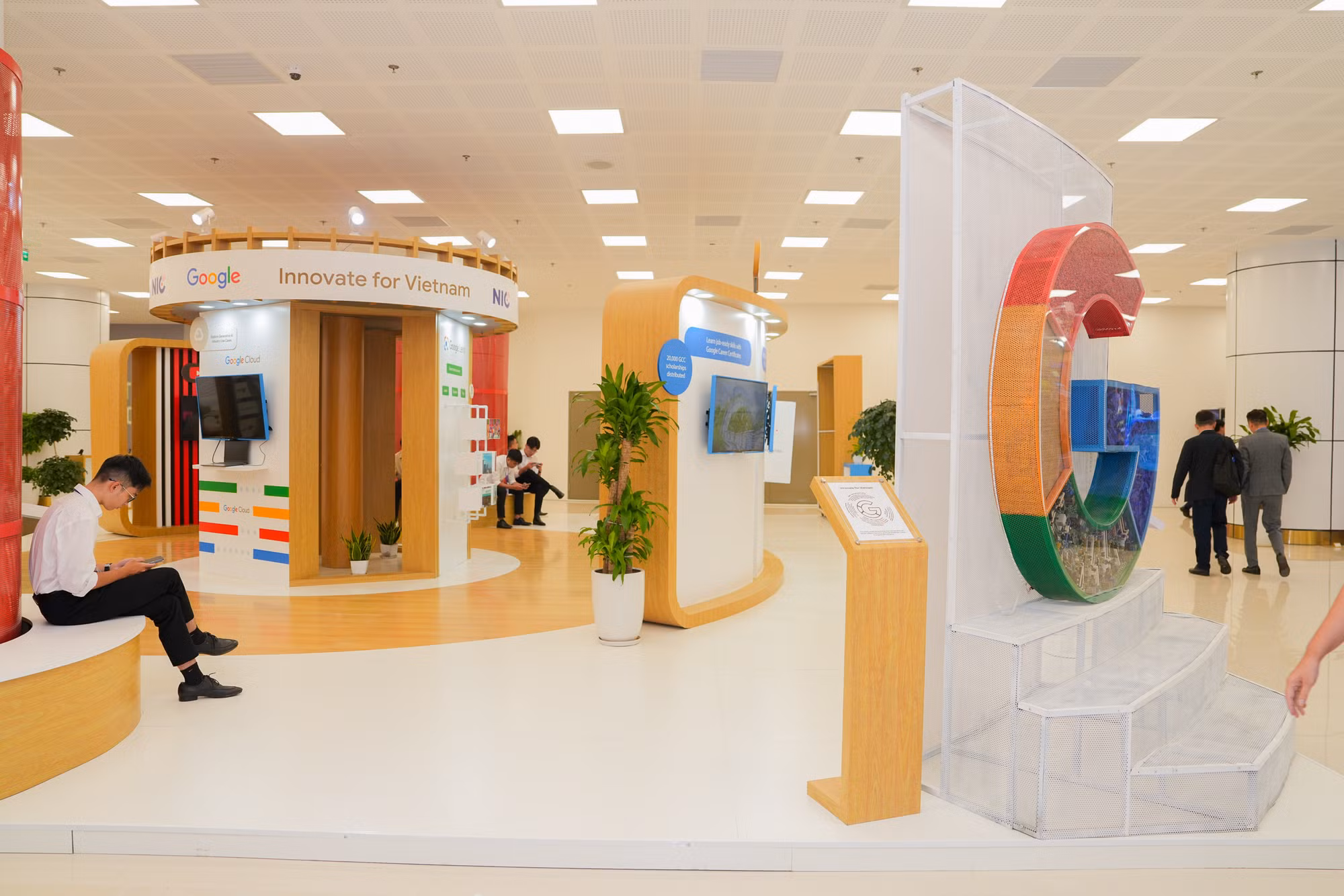 Với hơn 70 gian trưng bày của các tập đoàn công nghệ lớn trong nước và quốc tế, các công ty khởi nghiệp, các trường đại học, viện nghiên cứu…, khu trải nghiệm công nghệ tiên tiến sẽ mang đến một cái nhìn tổng quan về tương lai của công nghệ và ứng dụng tiềm năng của nó trong các lĩnh vực khác nhau.