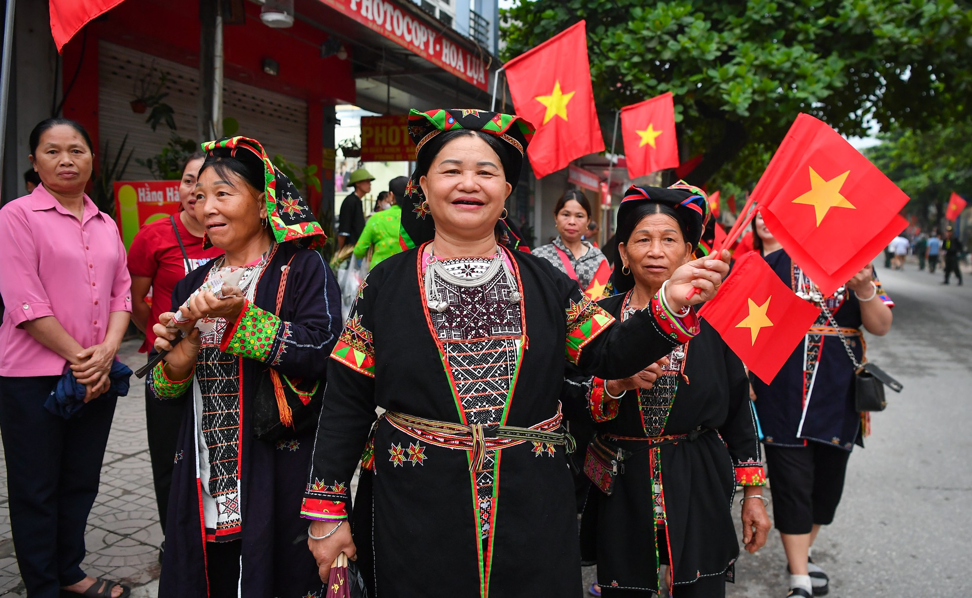 Niềm vui rạng ngời trên gương mặt người dân tại Điện Biên.