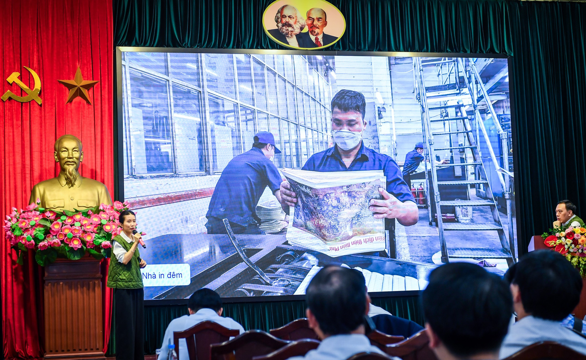 Nhà báo Thi Uyên (Ban Nhân Dân điện tử) tham gia thuyết trình về công trình: “Đợt tuyên truyền cao điểm 70 năm Chiến thắng Điện Biên Phủ và Chiến dịch Truyền thông Triển lãm tranh tương tác Panorama”.