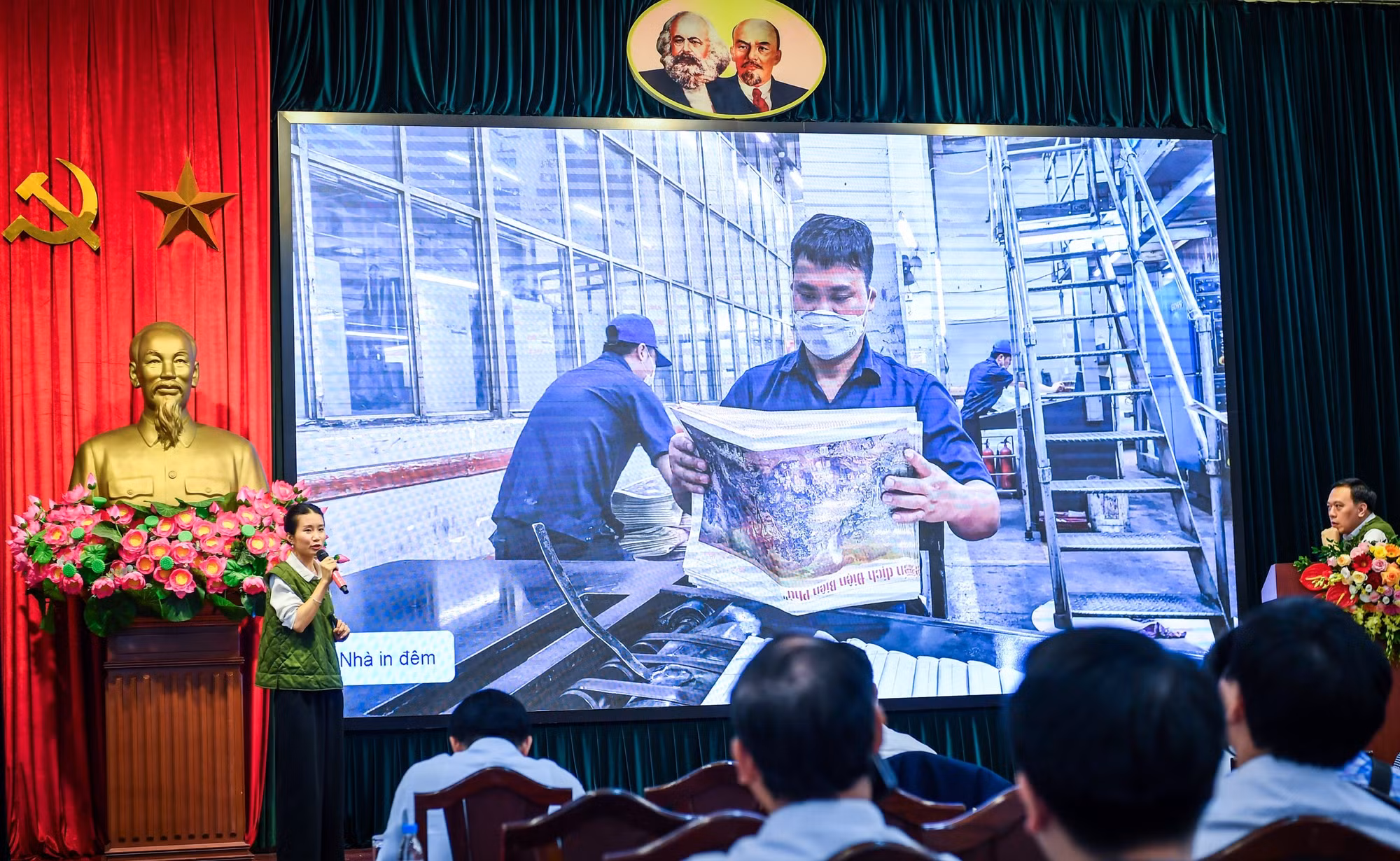 Nhà báo Thi Uyên (Ban Nhân Dân điện tử) tham gia thuyết trình về công trình: “Đợt tuyên truyền cao điểm 70 năm Chiến thắng Điện Biên Phủ và Chiến dịch Truyền thông Triển lãm tranh tương tác Panorama”.