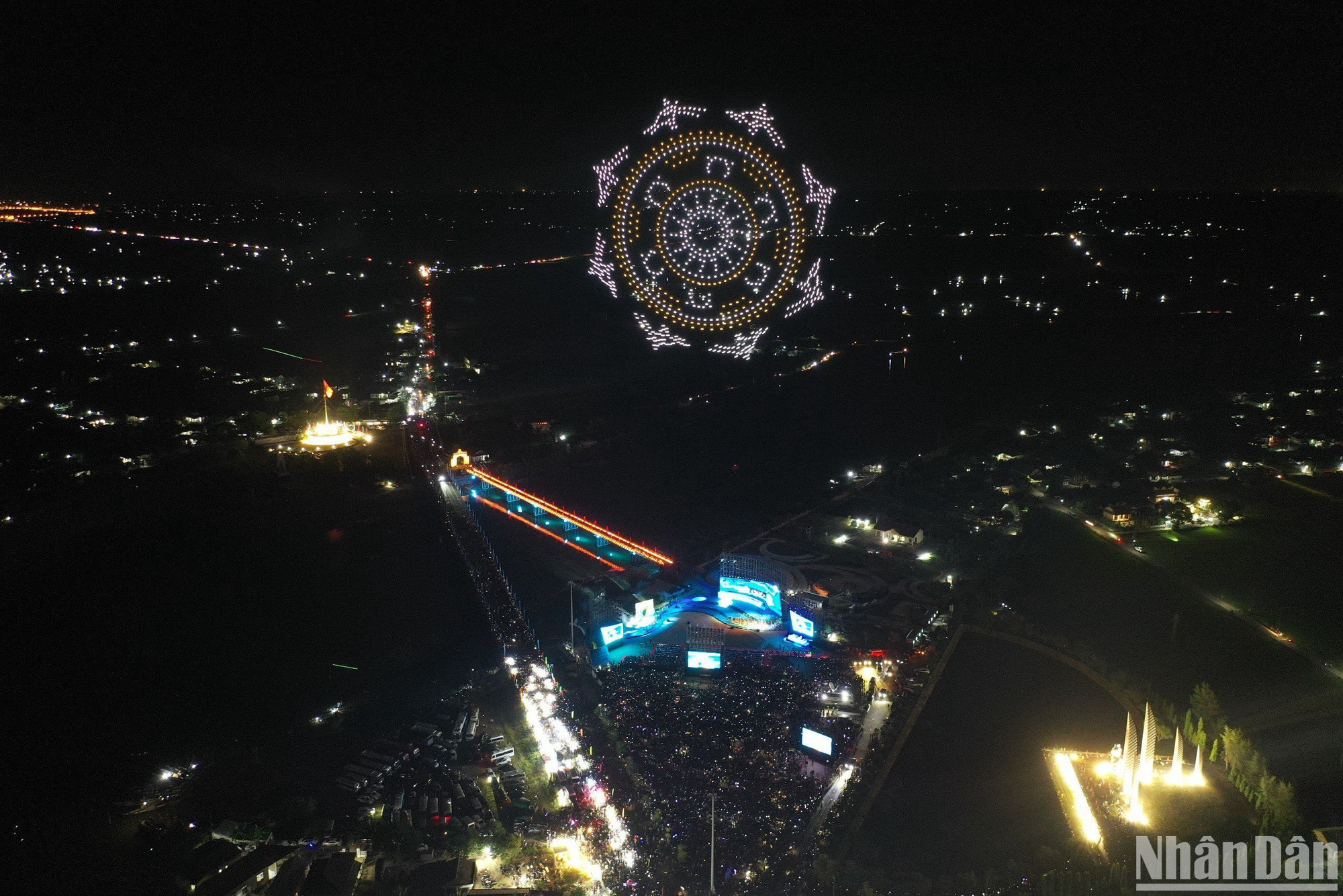 Biểu tượng Trống đồng được drone light vẽ trên bầu trời sông Bến Hải. (Ảnh: ĐĂNG KHOA)