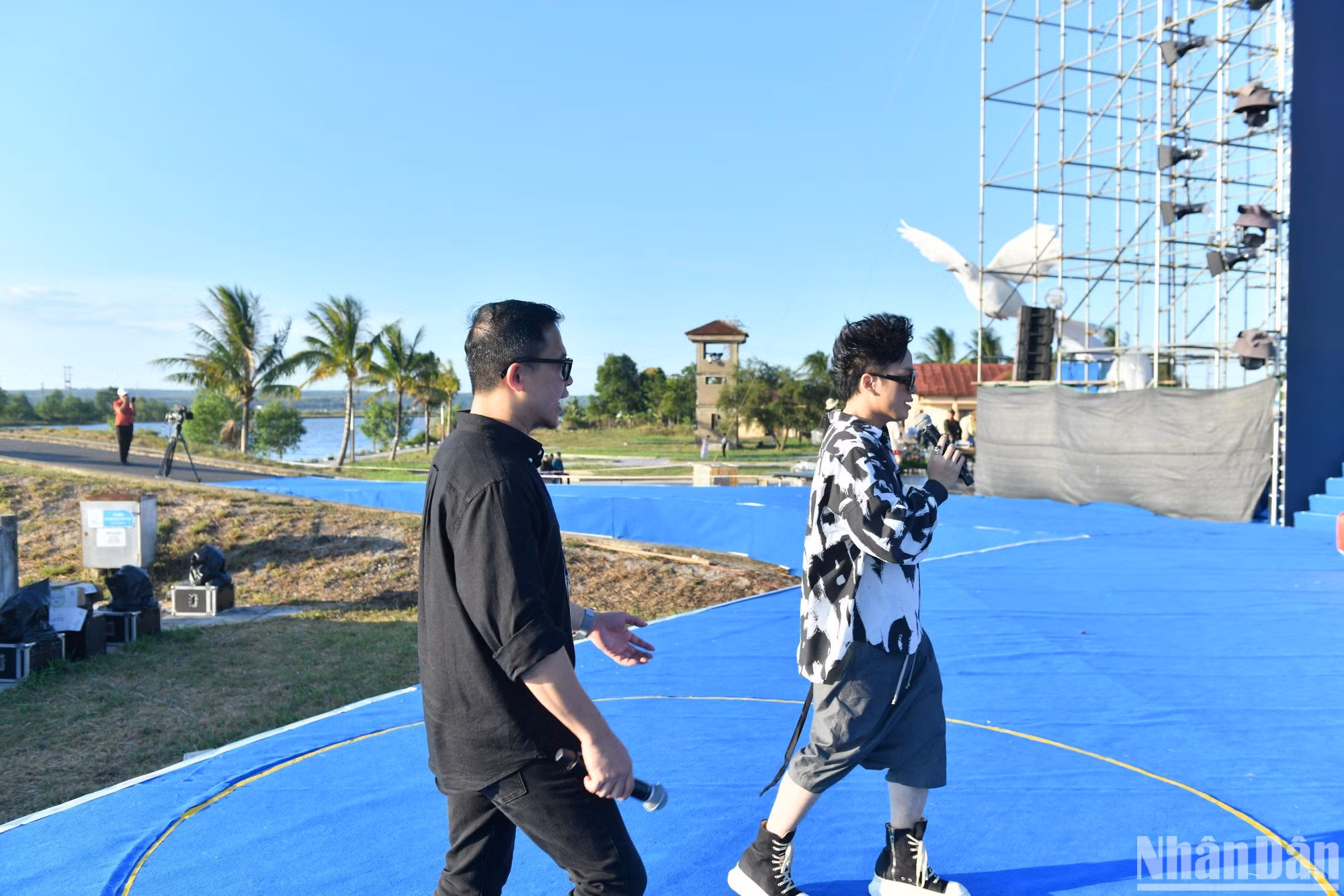 Tổng đạo diễn chương trình Đặng Lê Minh Trí tổng duyệt cùng ca sĩ Tùng Dương trước giờ khai mạc Lễ hội Vì hòa bình 2024. (Ảnh: ĐĂNG KHOA)