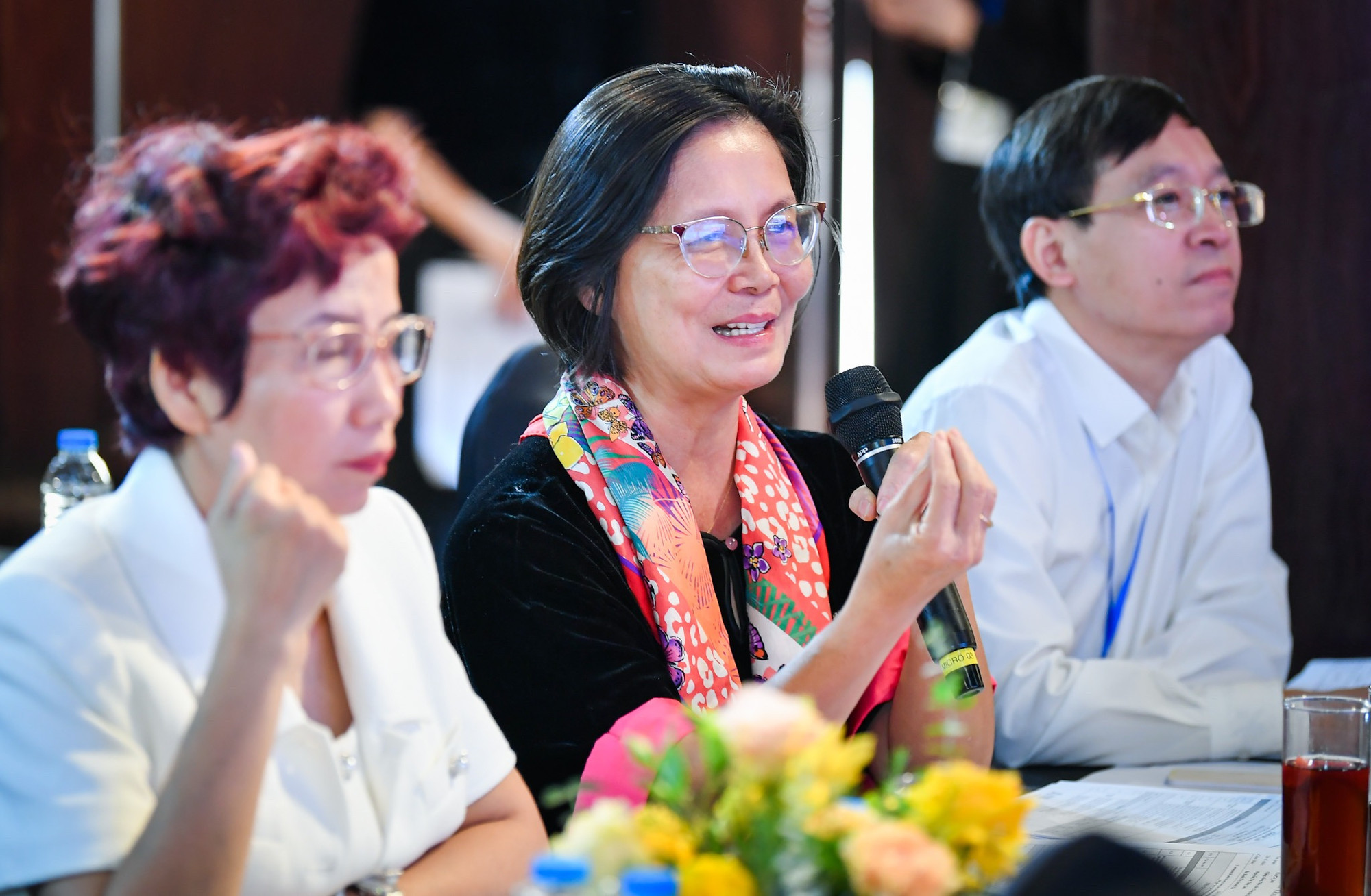 Các thành viên Hội đồng Giám khảo giao lưu với đại diện các dự án thuyết trình tại Vòng chấm chung kết.