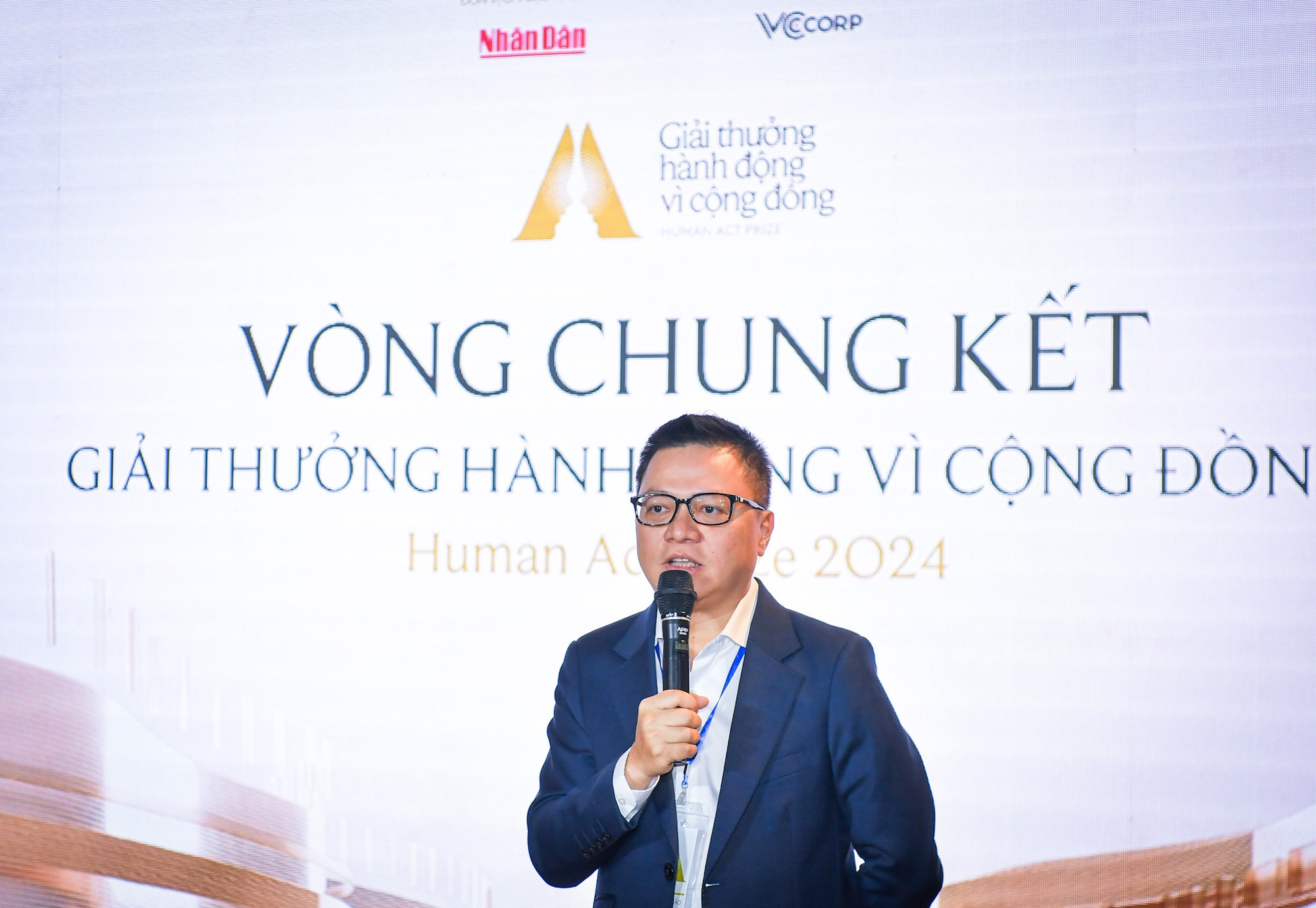 Đồng chí Lê Quốc Minh, Ủy viên Trung ương Đảng, Tổng Biên tập Báo Nhân Dân, Phó Trưởng Ban Tuyên giáo Trung ương, Chủ tịch Hội Nhà báo Việt Nam, Trưởng Ban tổ chức Giải thưởng Hành động vì Cộng đồng phát biểu khai mạc Vòng chấm chung kết.